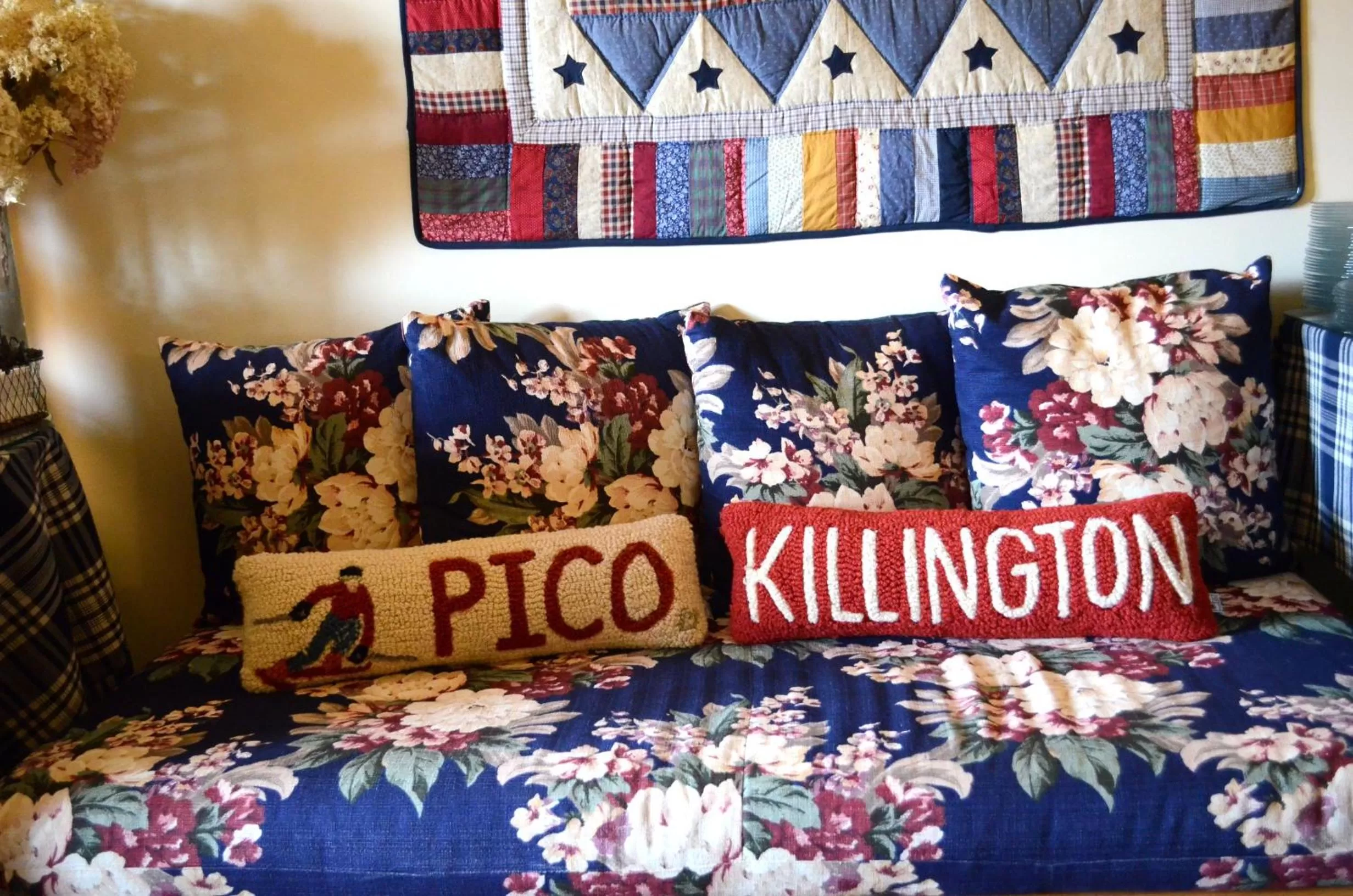 Communal lounge/ TV room, Bed in Greenbrier Inn Killington