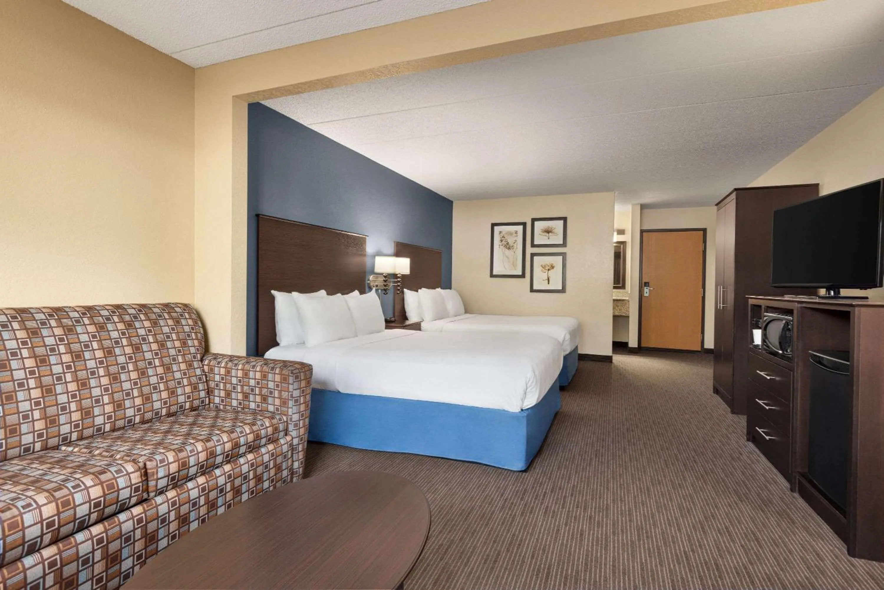 Photo of the whole room, Bed in Baymont by Wyndham Owatonna