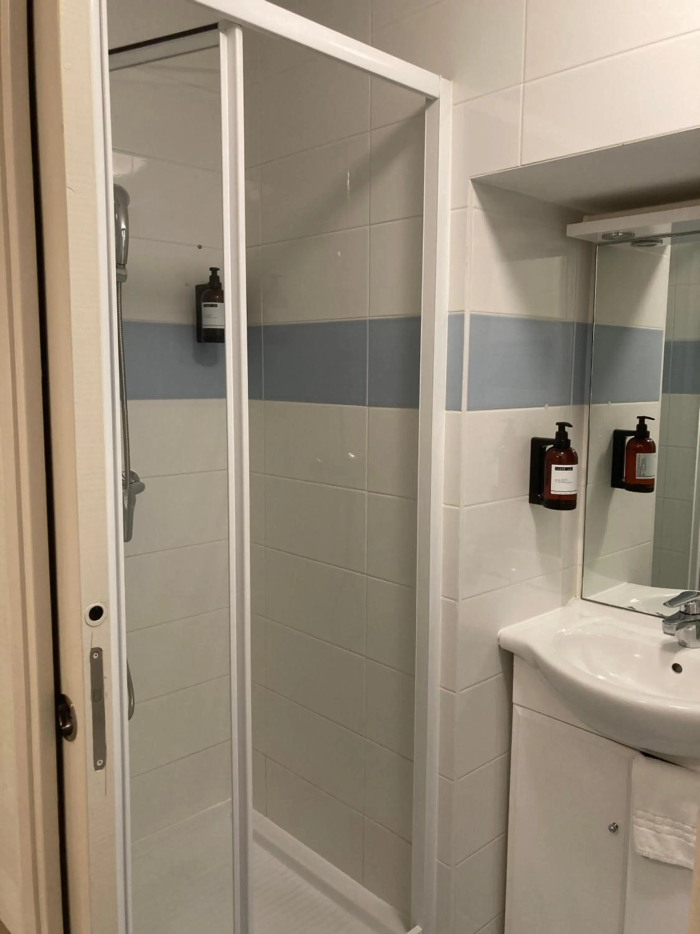 Bathroom in Anne De Bretagne