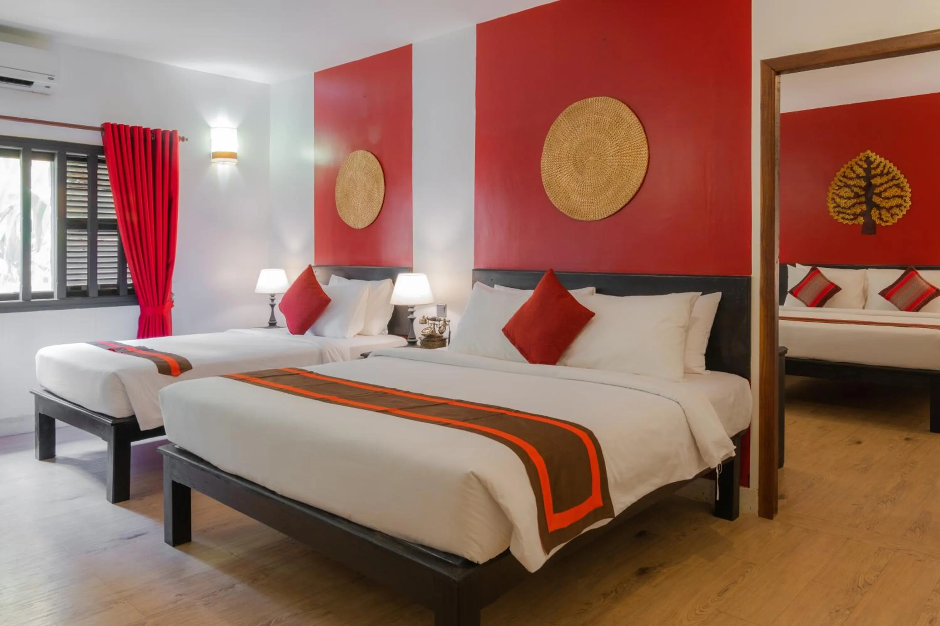 Photo of the whole room, Bed in Pandora Suite D'Angkor