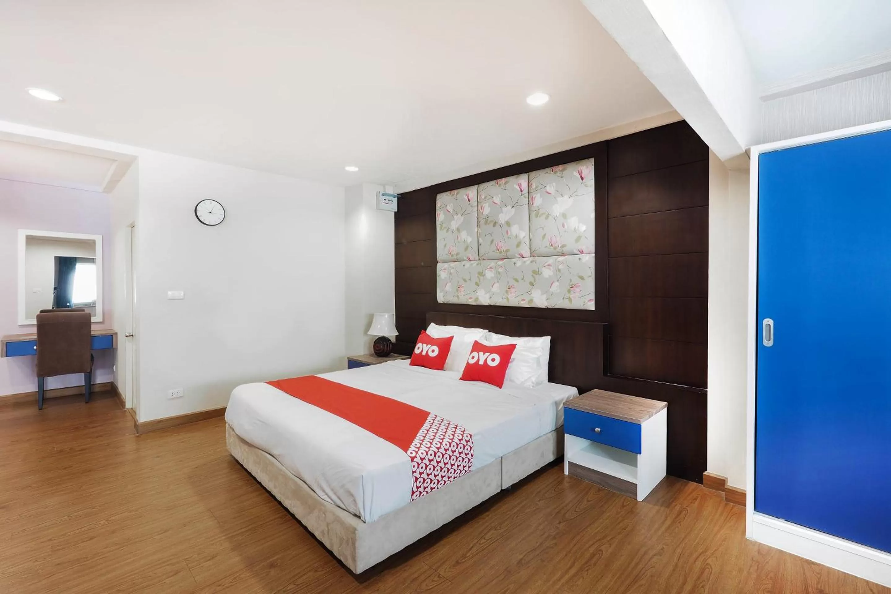 Deluxe King Room in OYO 995 Blue Cafe Apartment