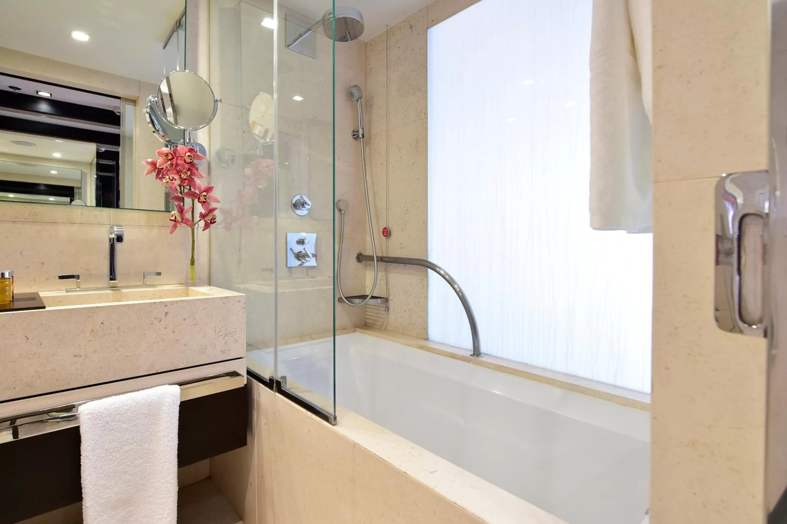 Shower in Porto Palácio Hotel by The Editory