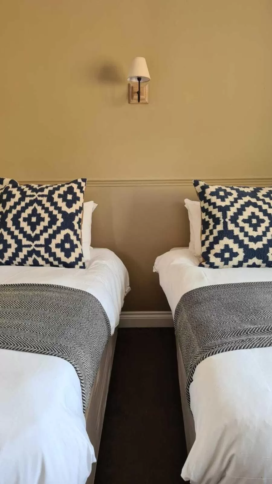 Bedroom, Bed in The Cricketers Inn