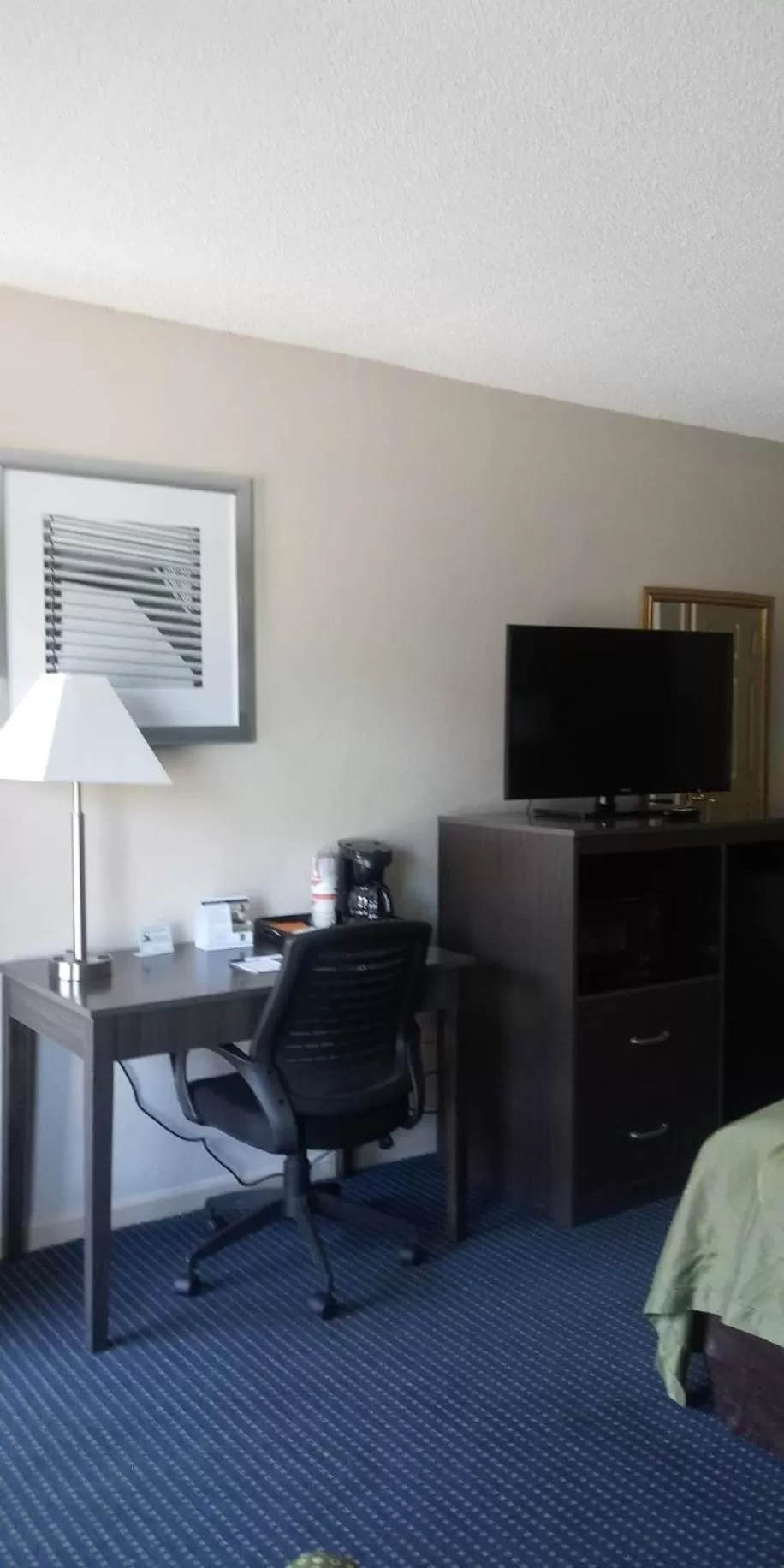 Communal lounge/ TV room in Quality Inn Little Creek