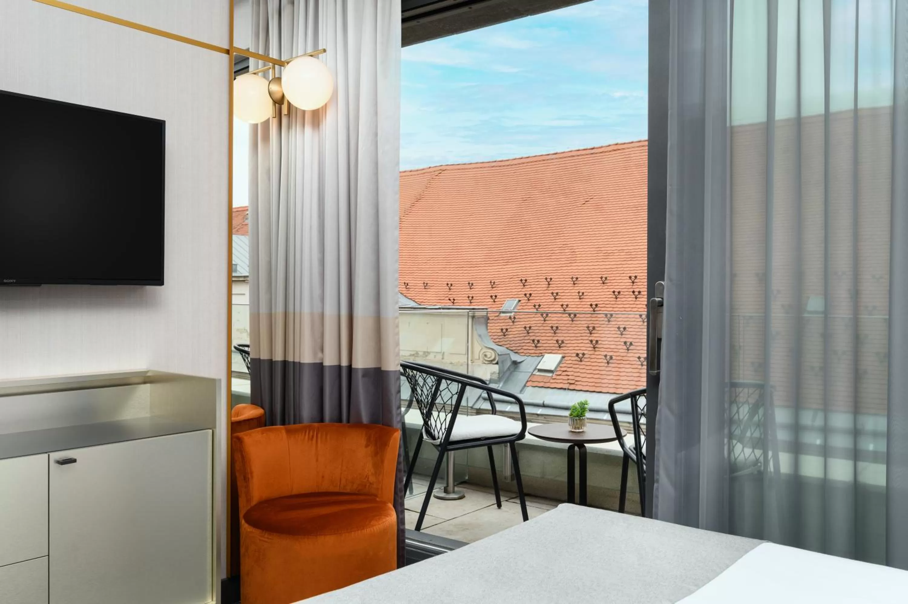 Balcony/Terrace, Bed in Emerald Hotel by Continental Group