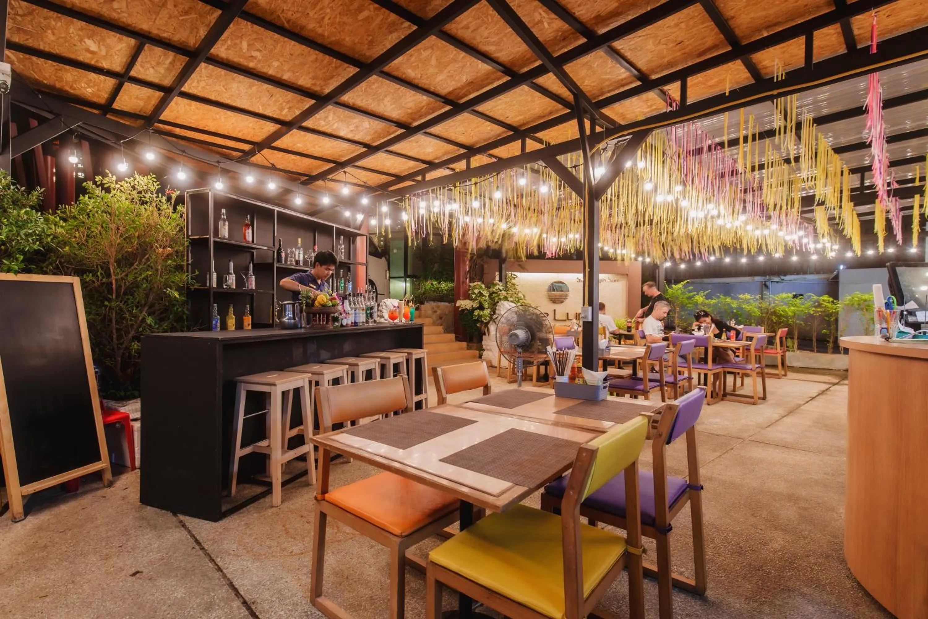 Restaurant/places to eat in The Lunar Patong