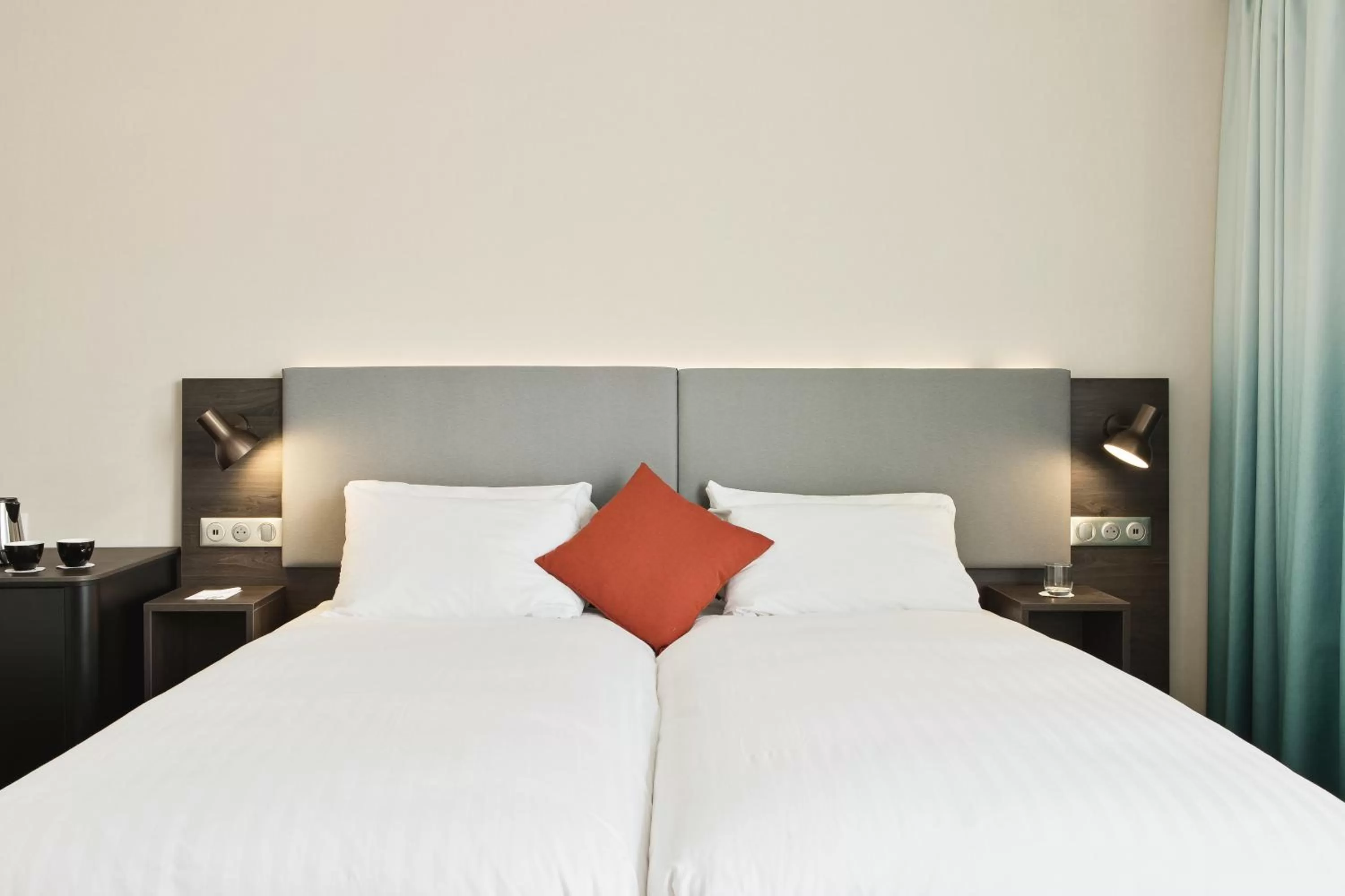 Bed in Holiday Inn Toulon City Centre by IHG