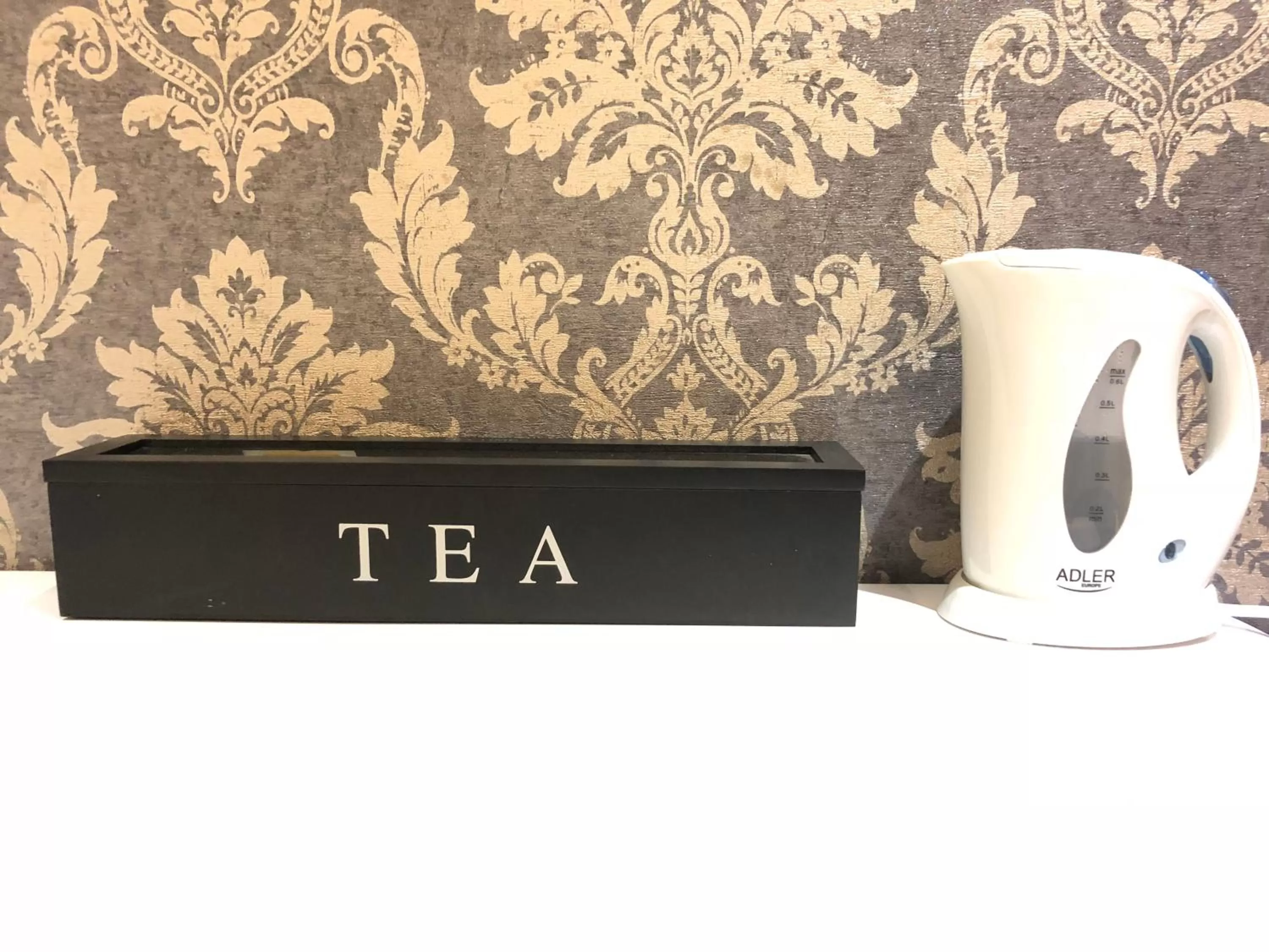 Coffee/tea facilities in Black & White G&G