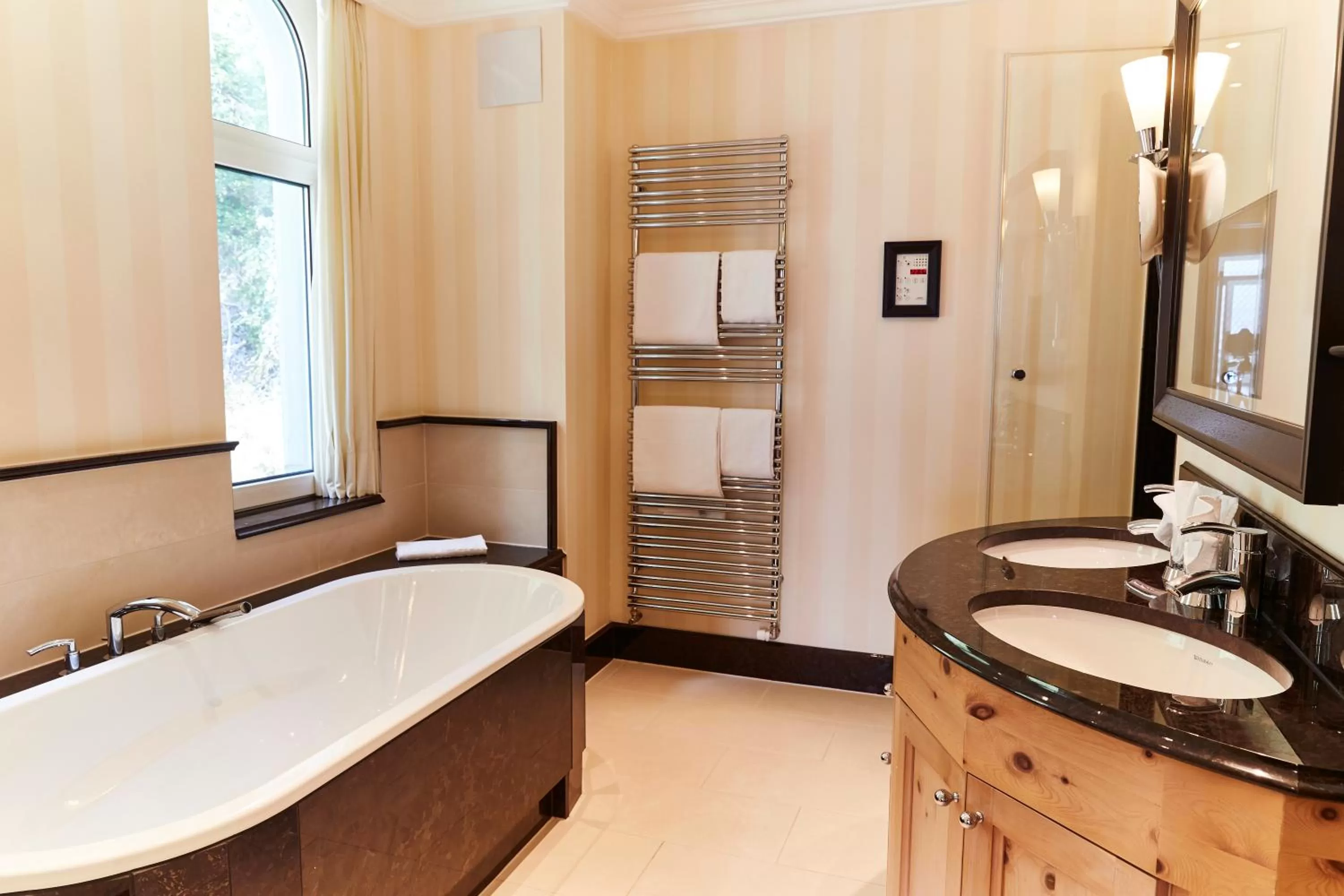 Bathroom in Steigenberger Icon Grandhotel Belvédère