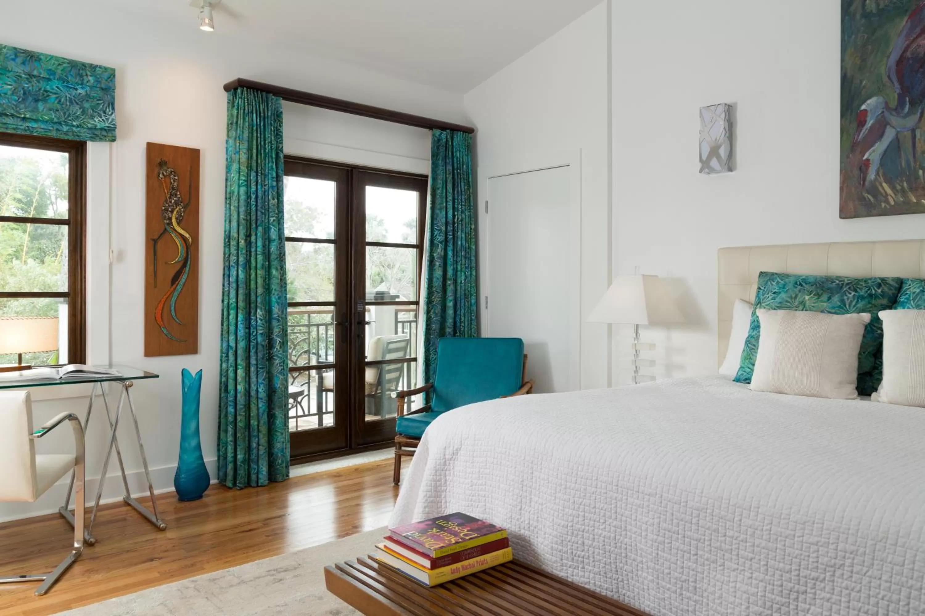 Photo of the whole room, Bed in Black Dolphin Inn