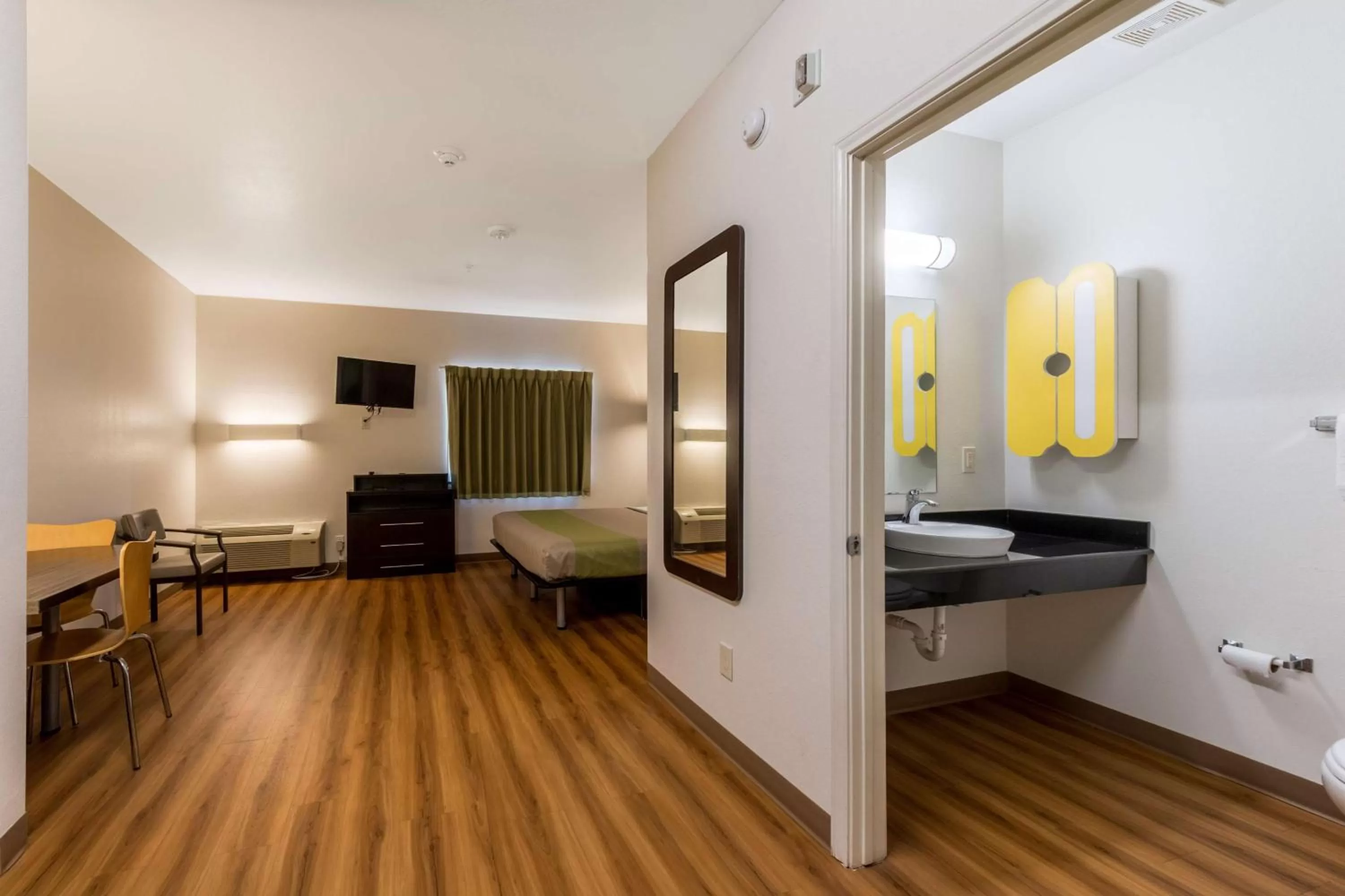 Bathroom, Bed in Super 8 by Wyndham Kenedy