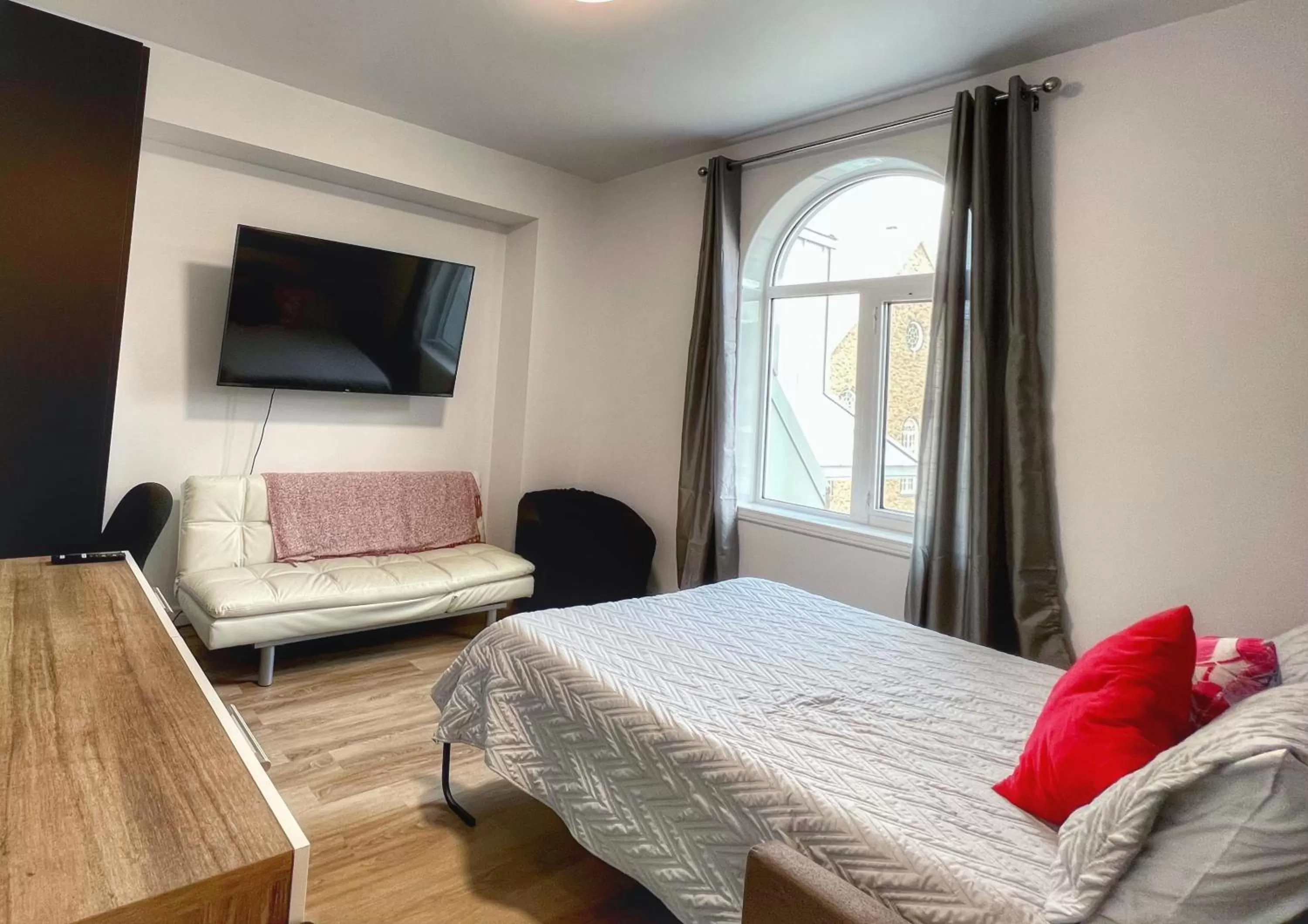 Bed in Auberge Le St-Alexis