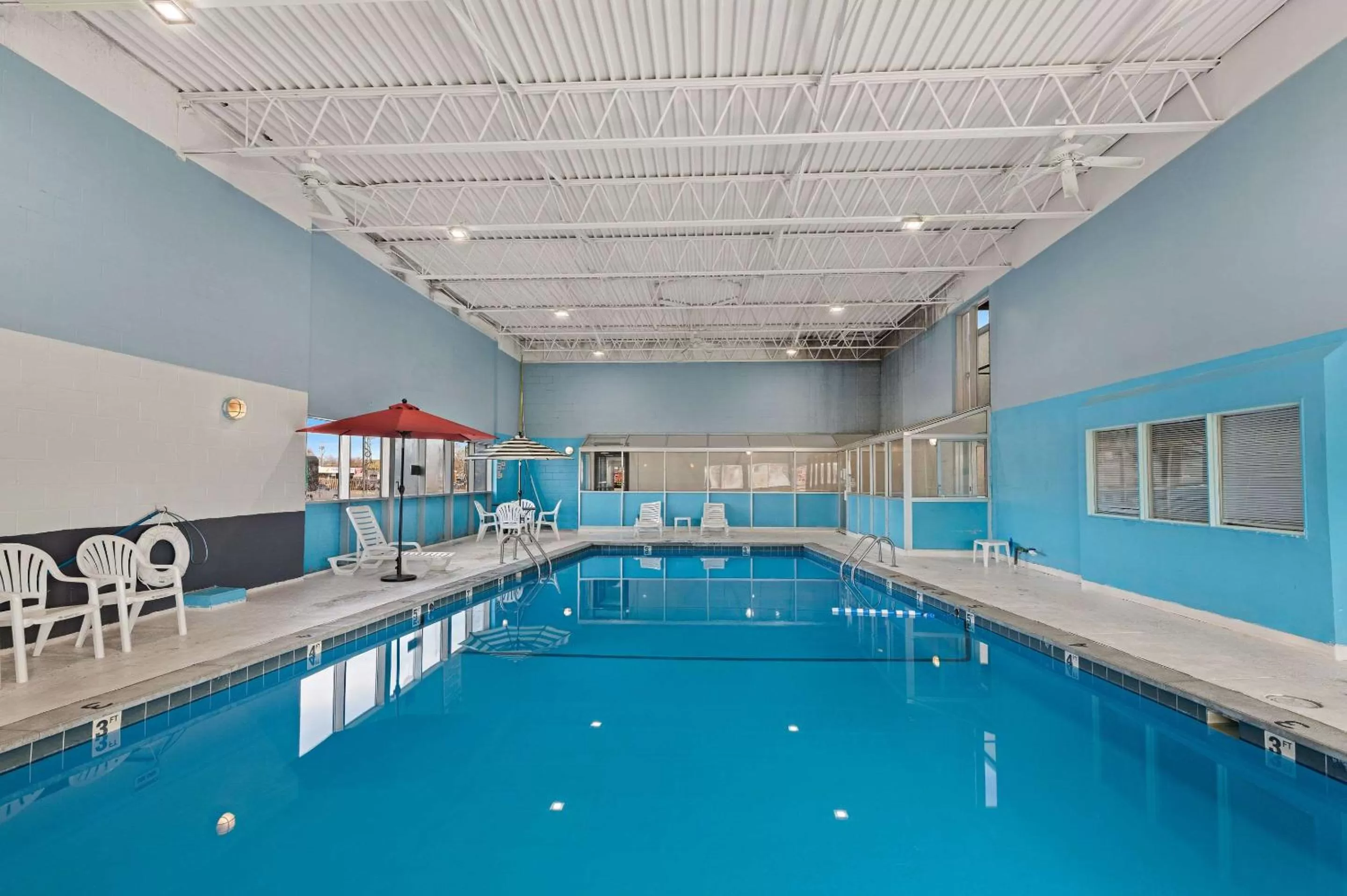 Swimming pool in Quality Inn & Suites Council Bluffs - Omaha East