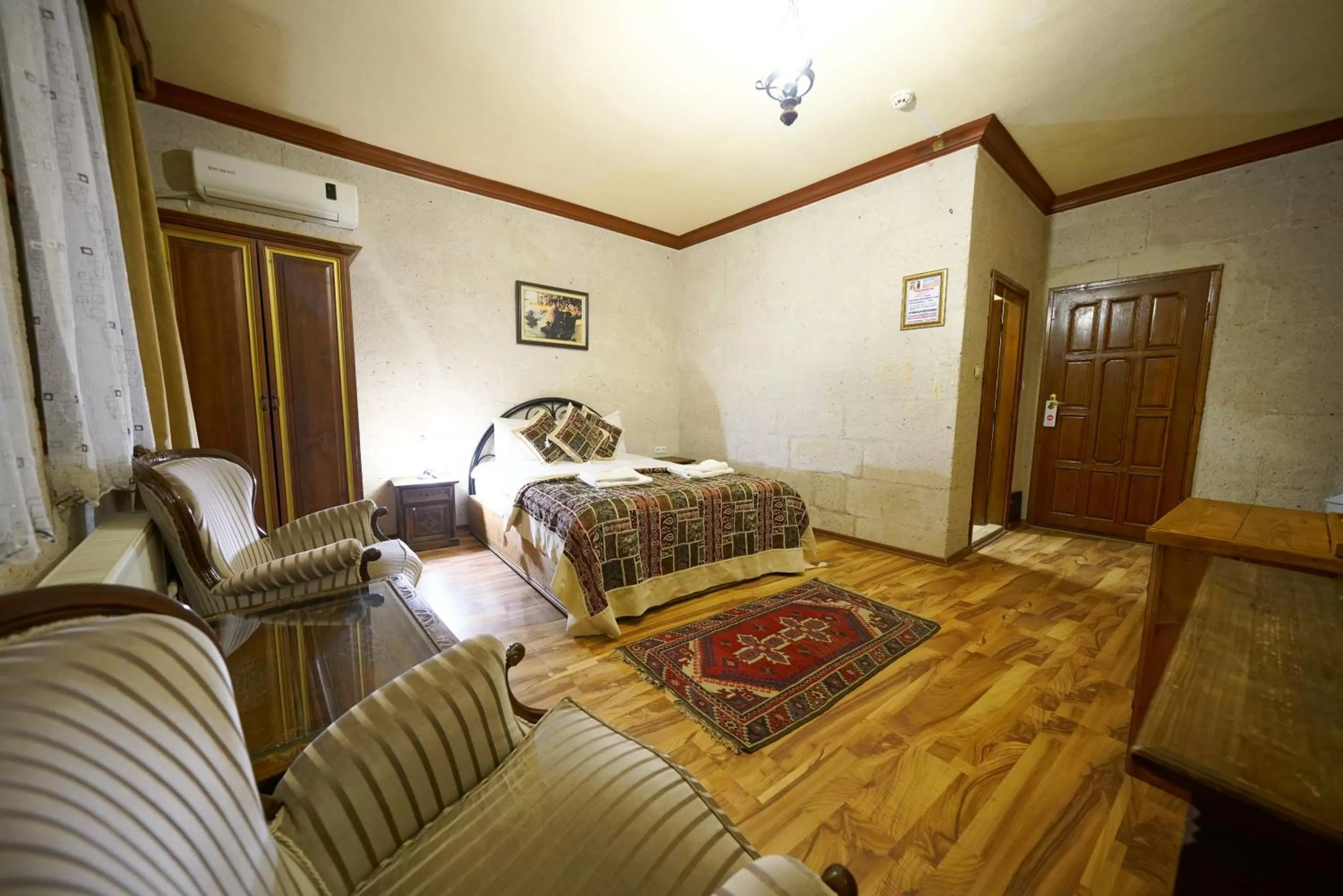 Photo of the whole room in Arch Palace