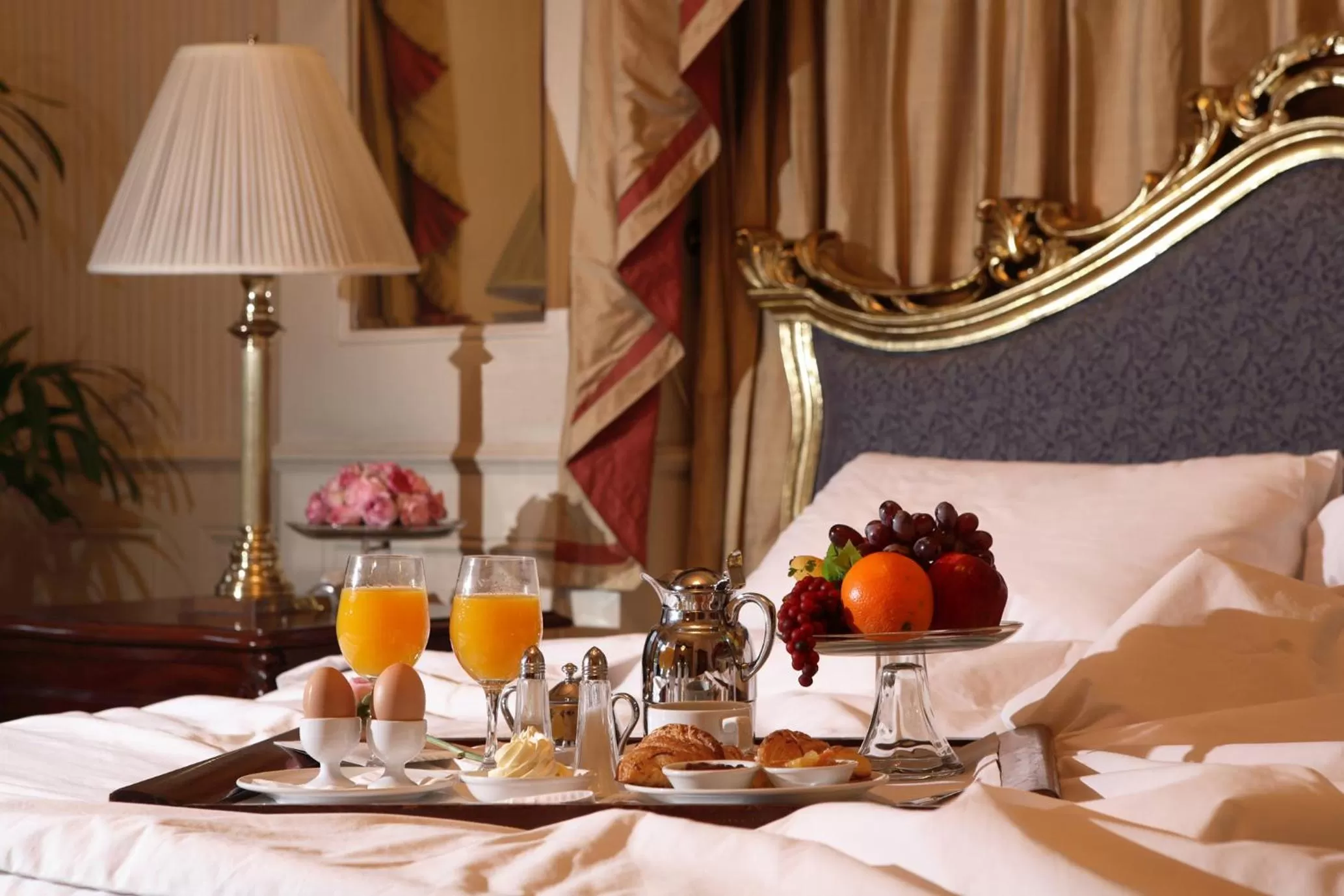 Food, Bed in Hotel Majapahit Surabaya MGallery