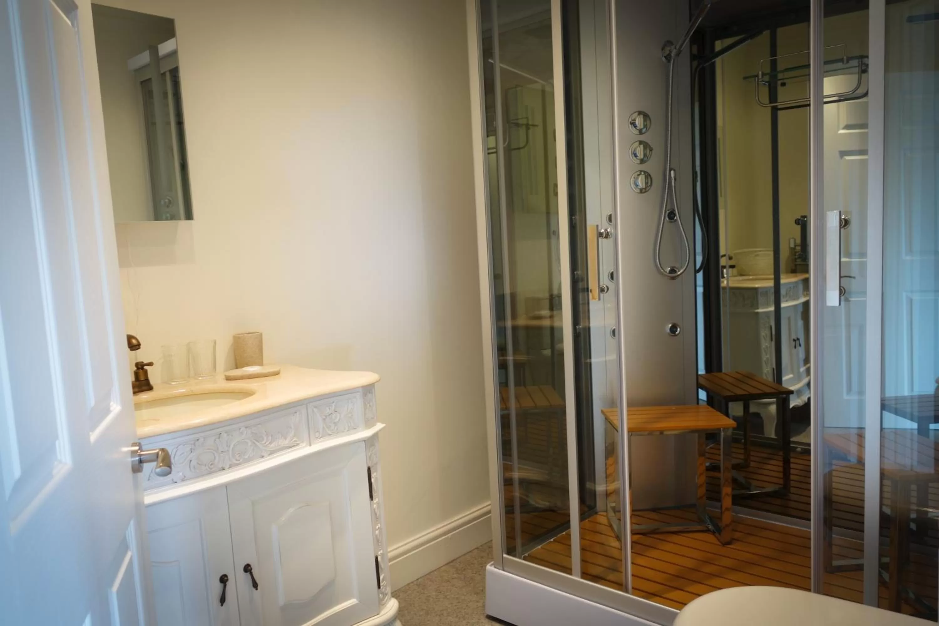 Bathroom in Brockley Hall Hotel