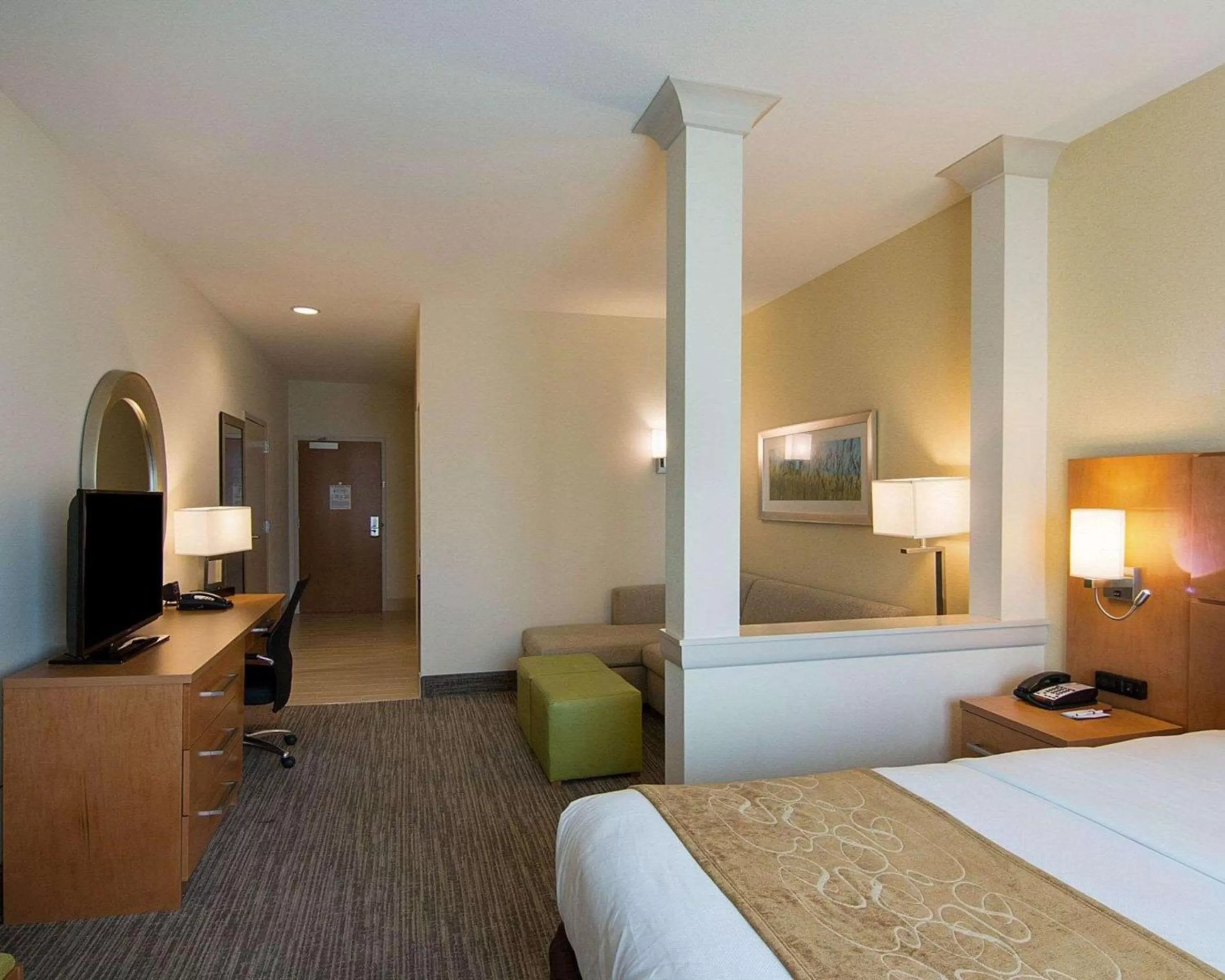 Photo of the whole room, Bed in Comfort Suites Bossier City - Shreveport East