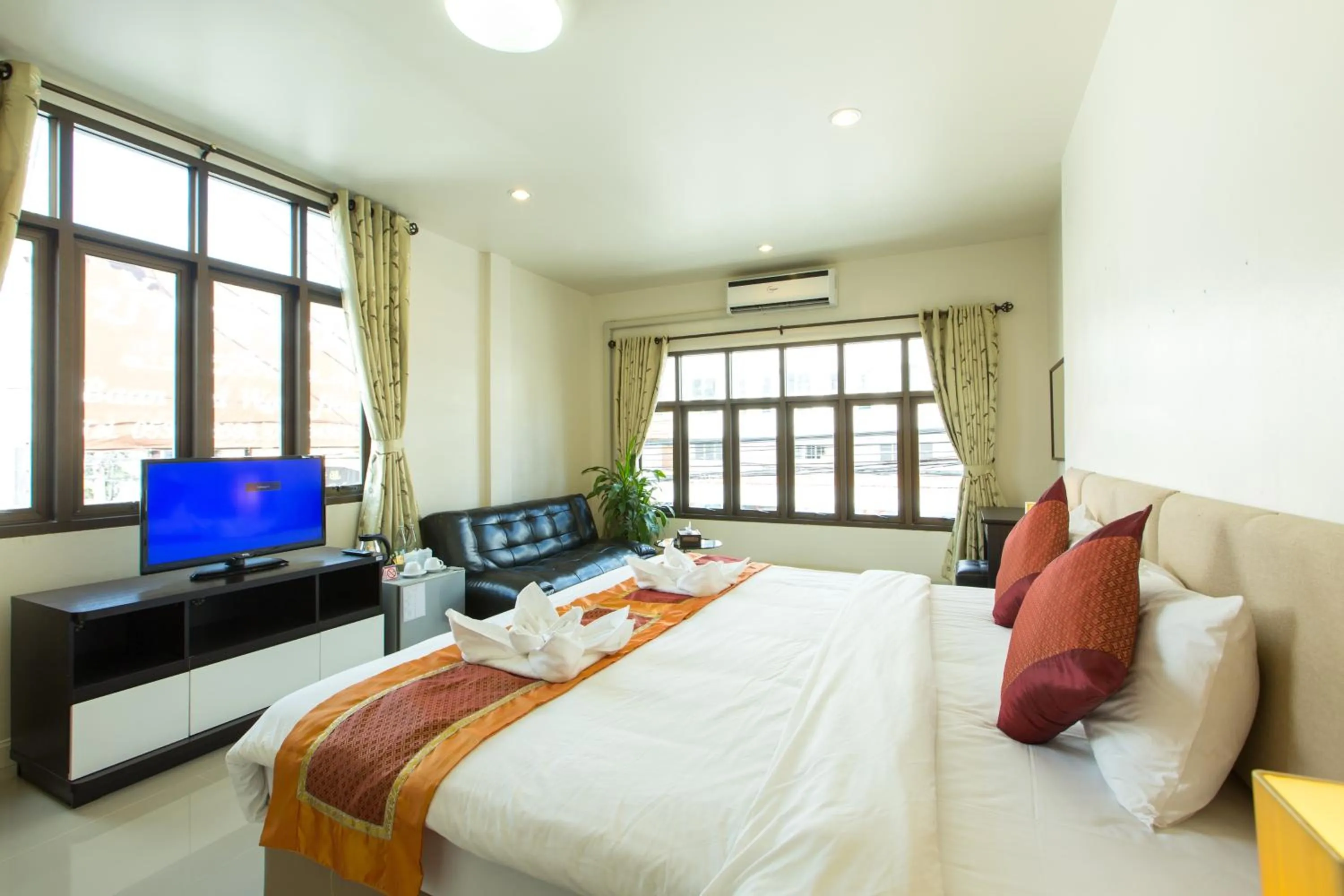 Photo of the whole room, Bed in Chiang Mai Waroros Boutique Hotel