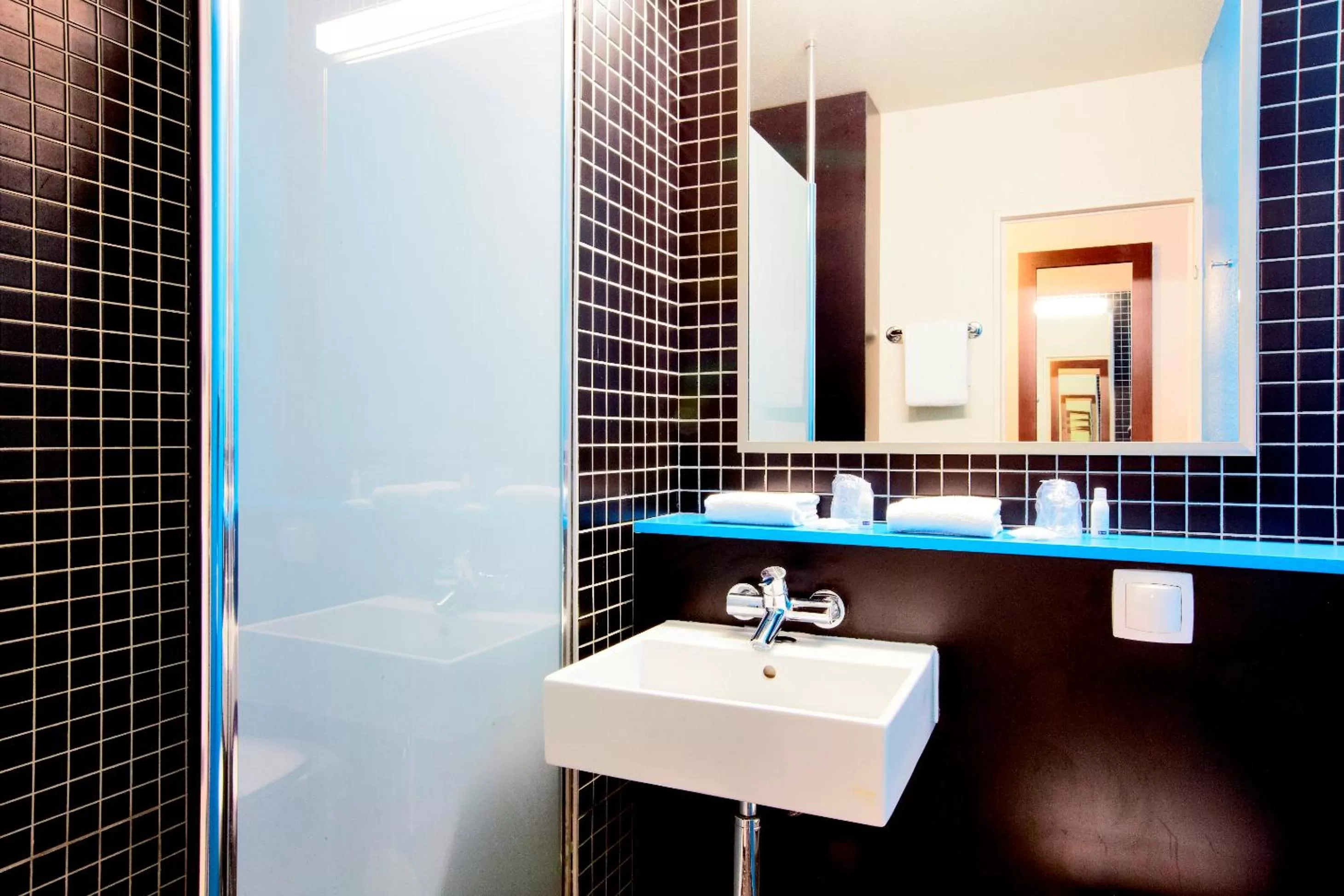 Bathroom in Kyriad Viry-Chatillon