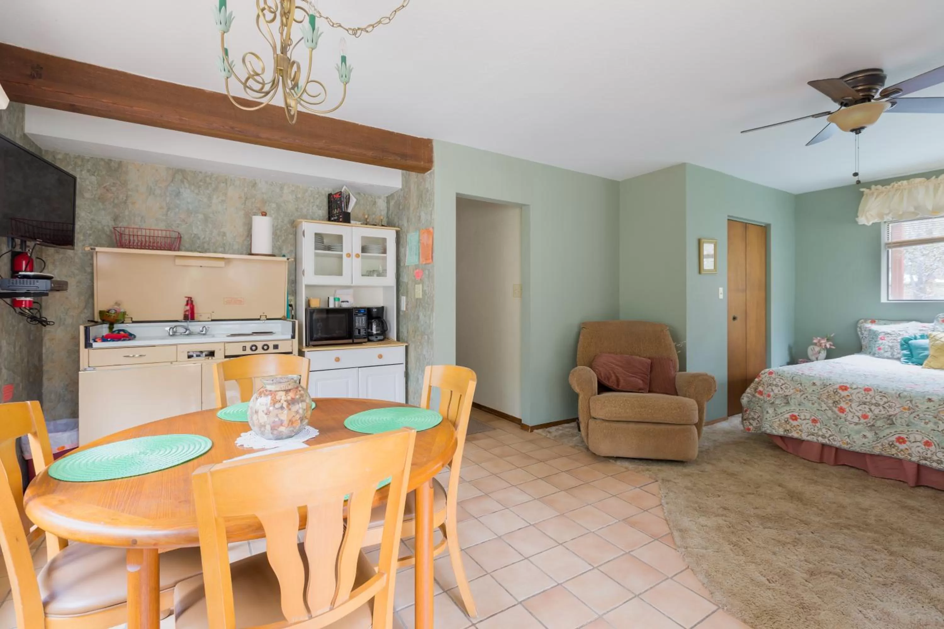 Dining Area in Crown King Cabins Bradshaw