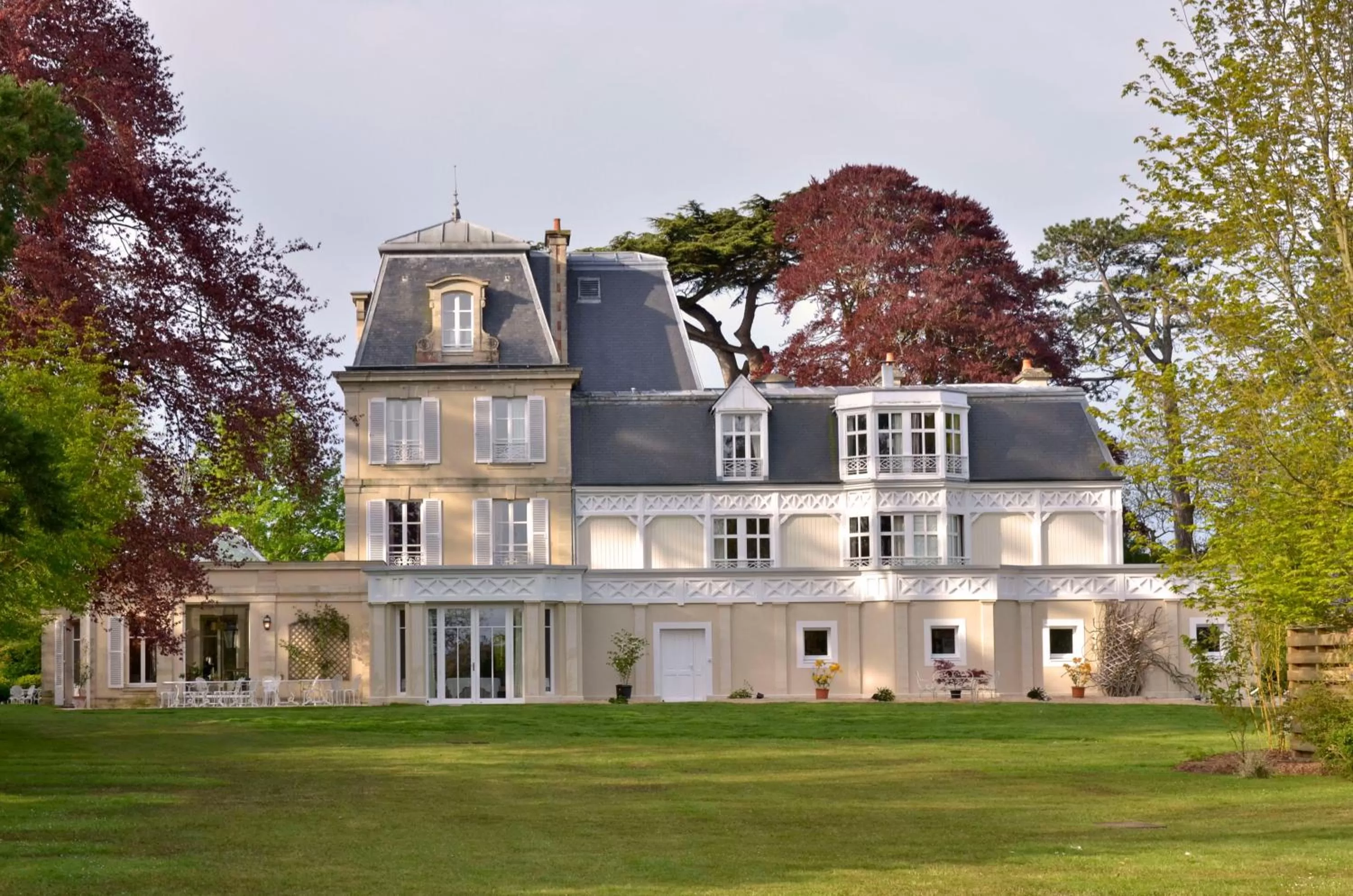 Property building in Chateau La Cheneviere