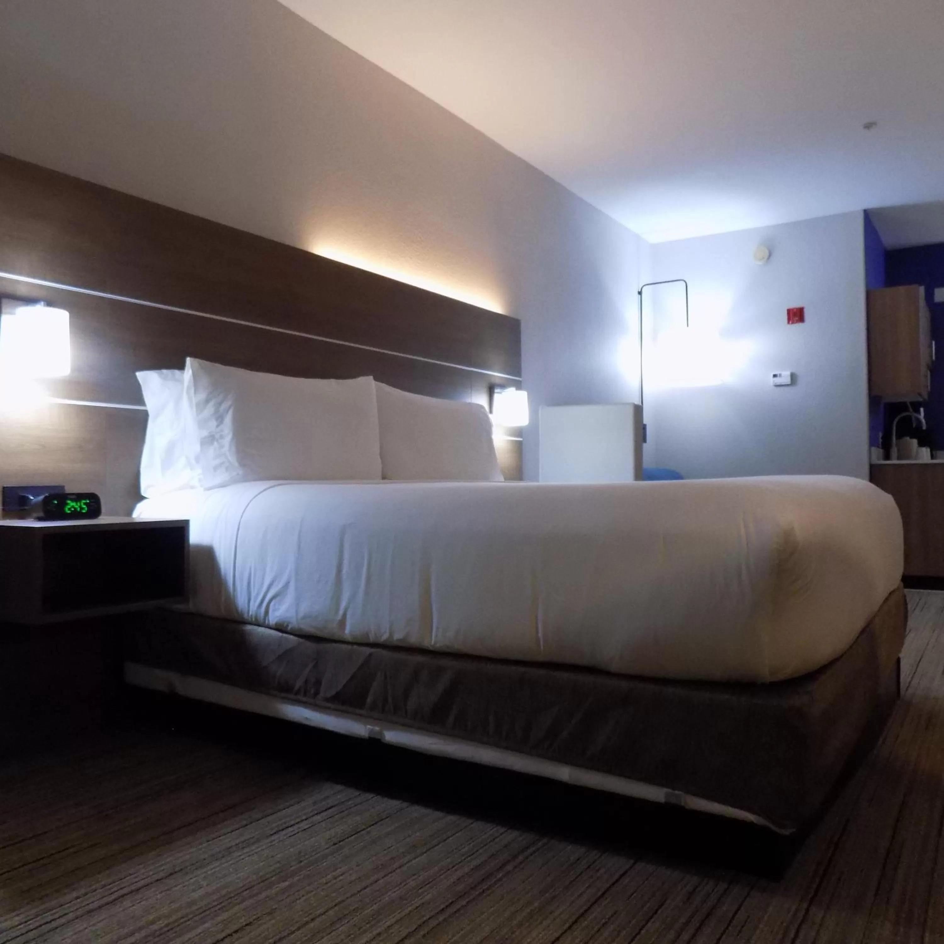 Bedroom, Bed in Holiday Inn Express Hotel & Suites Mission-McAllen Area, an IHG Hotel