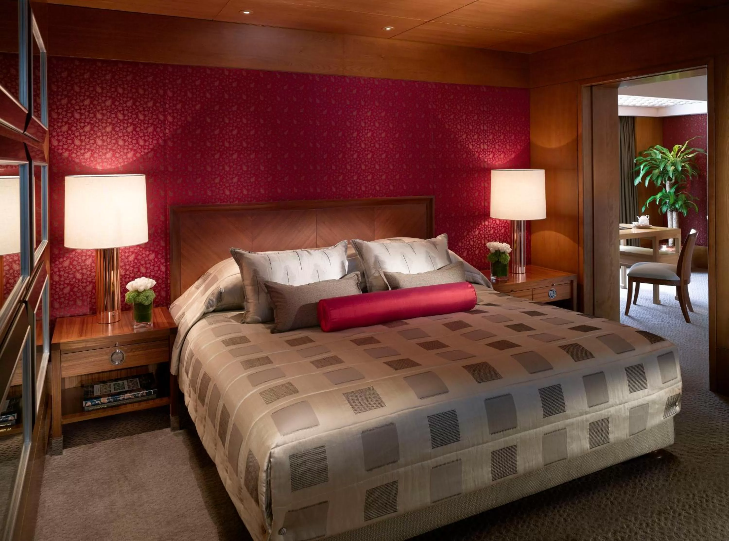 Bedroom, Bed in Mandarin Oriental, Hong Kong