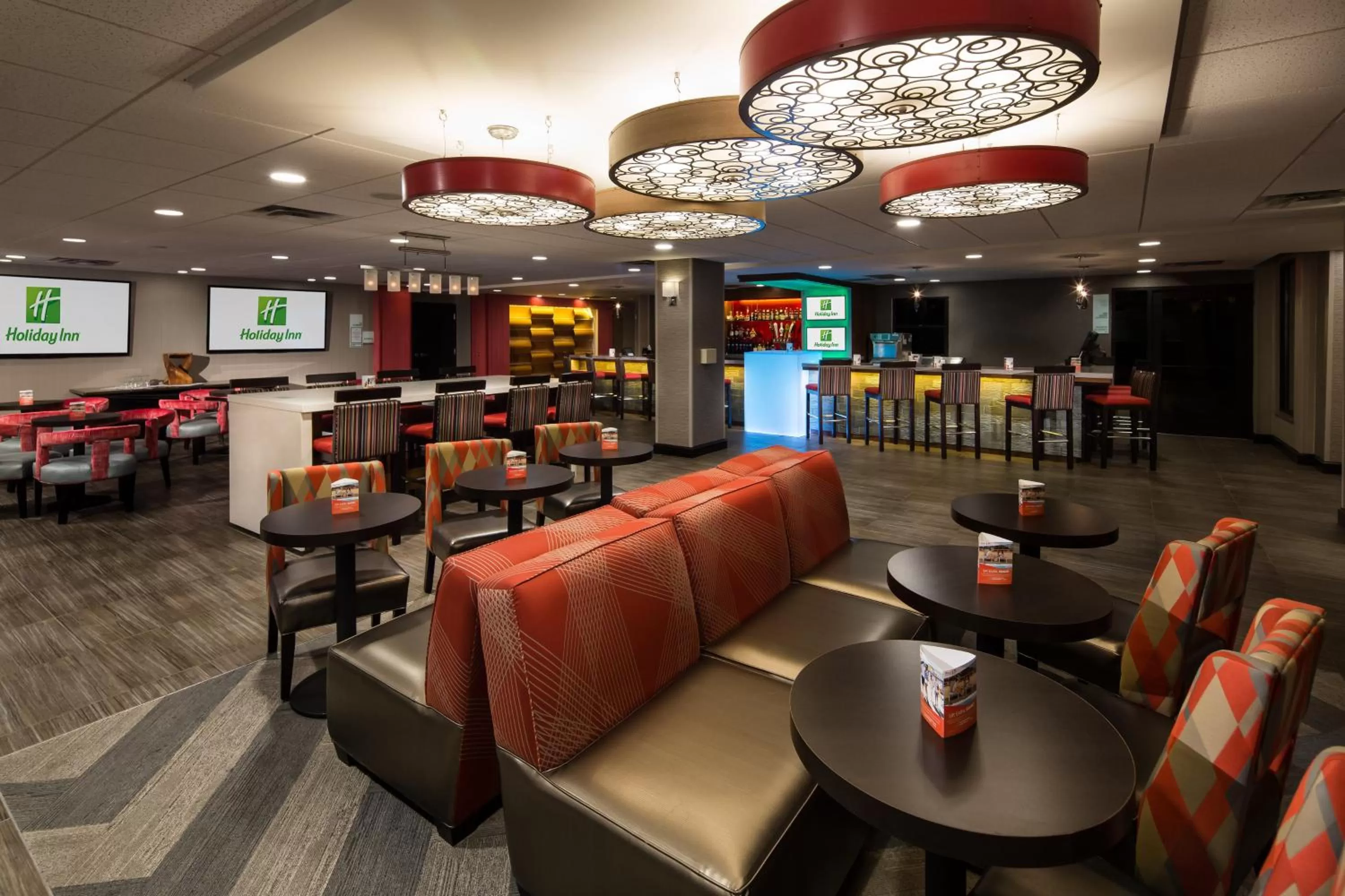 Lounge or bar in Holiday Inn Milwaukee Riverfront by IHG