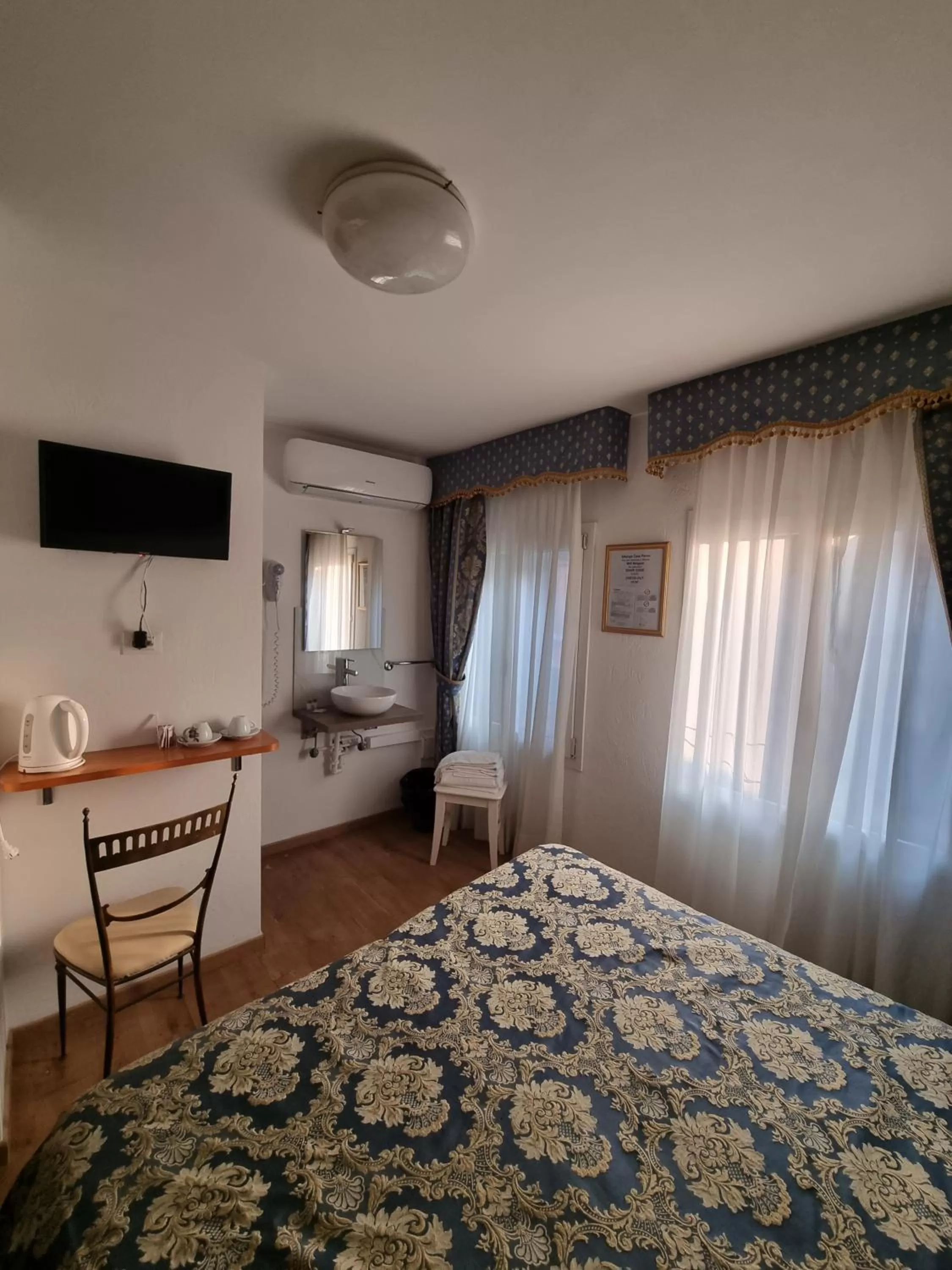 Bedroom, Bed in Albergo Casa Peron