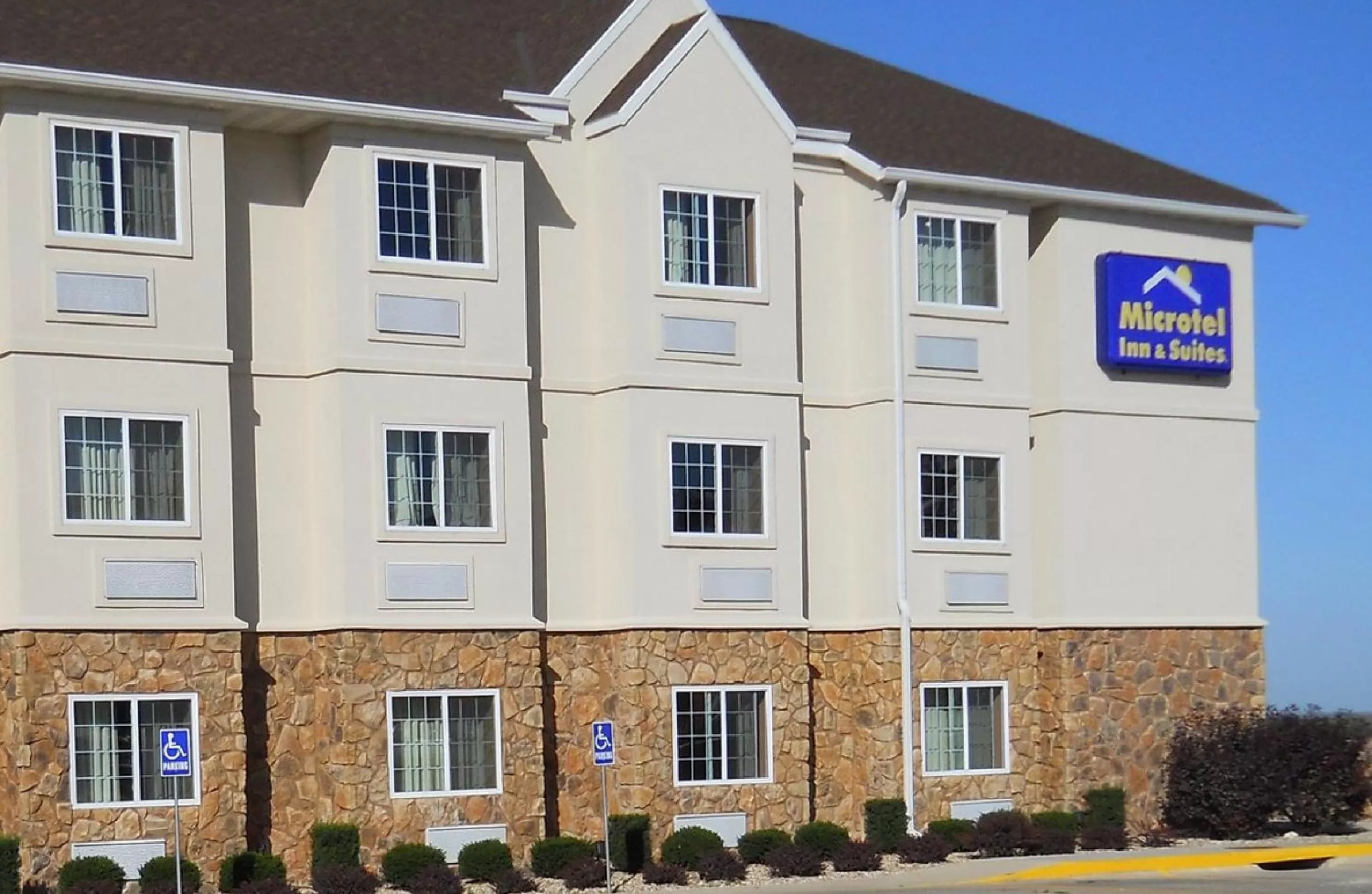 Property building in Microtel Inn & Suites by Wyndham Quincy Downtown - River Area