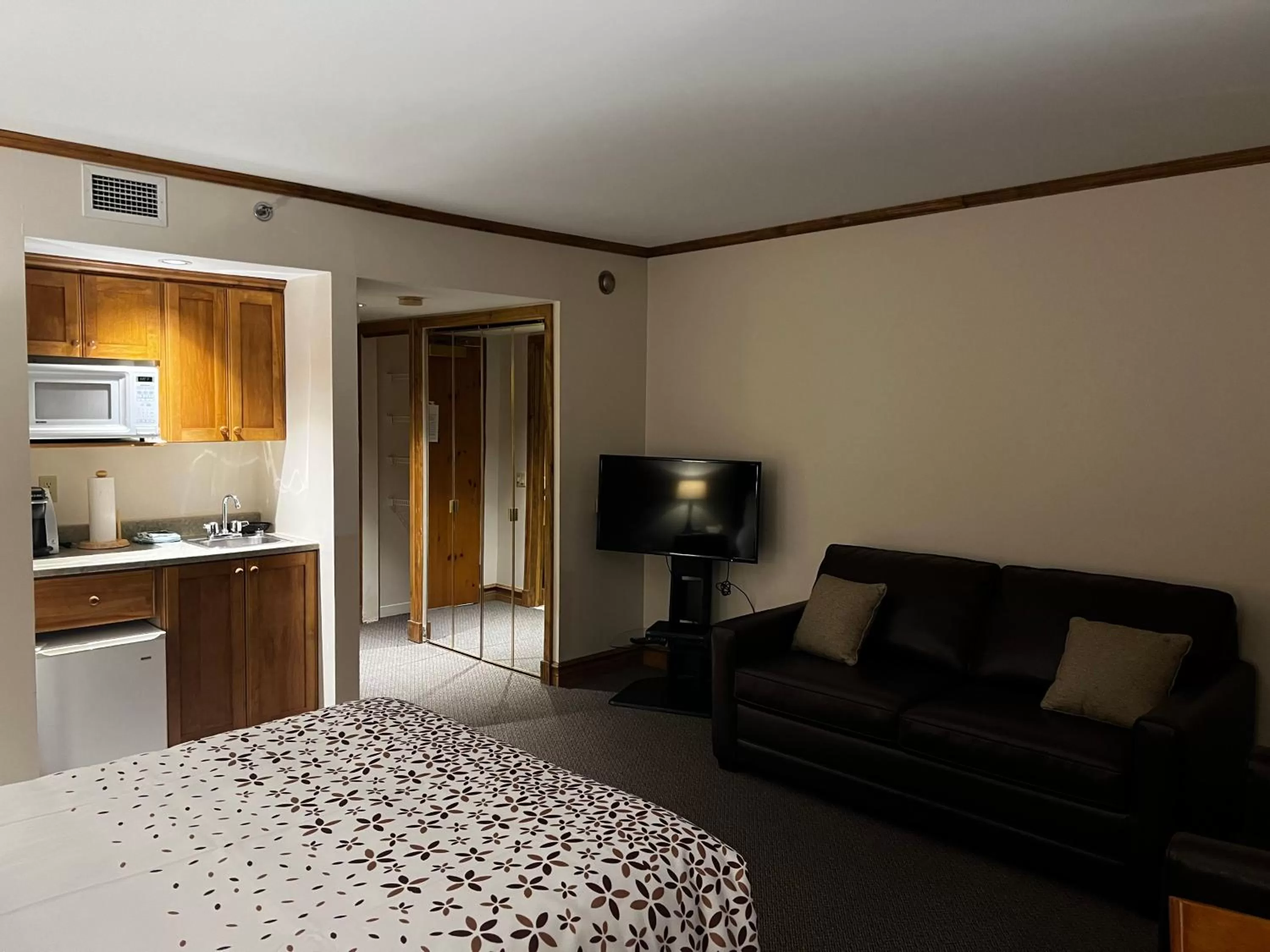 Ski School, Bed in Marble Villa