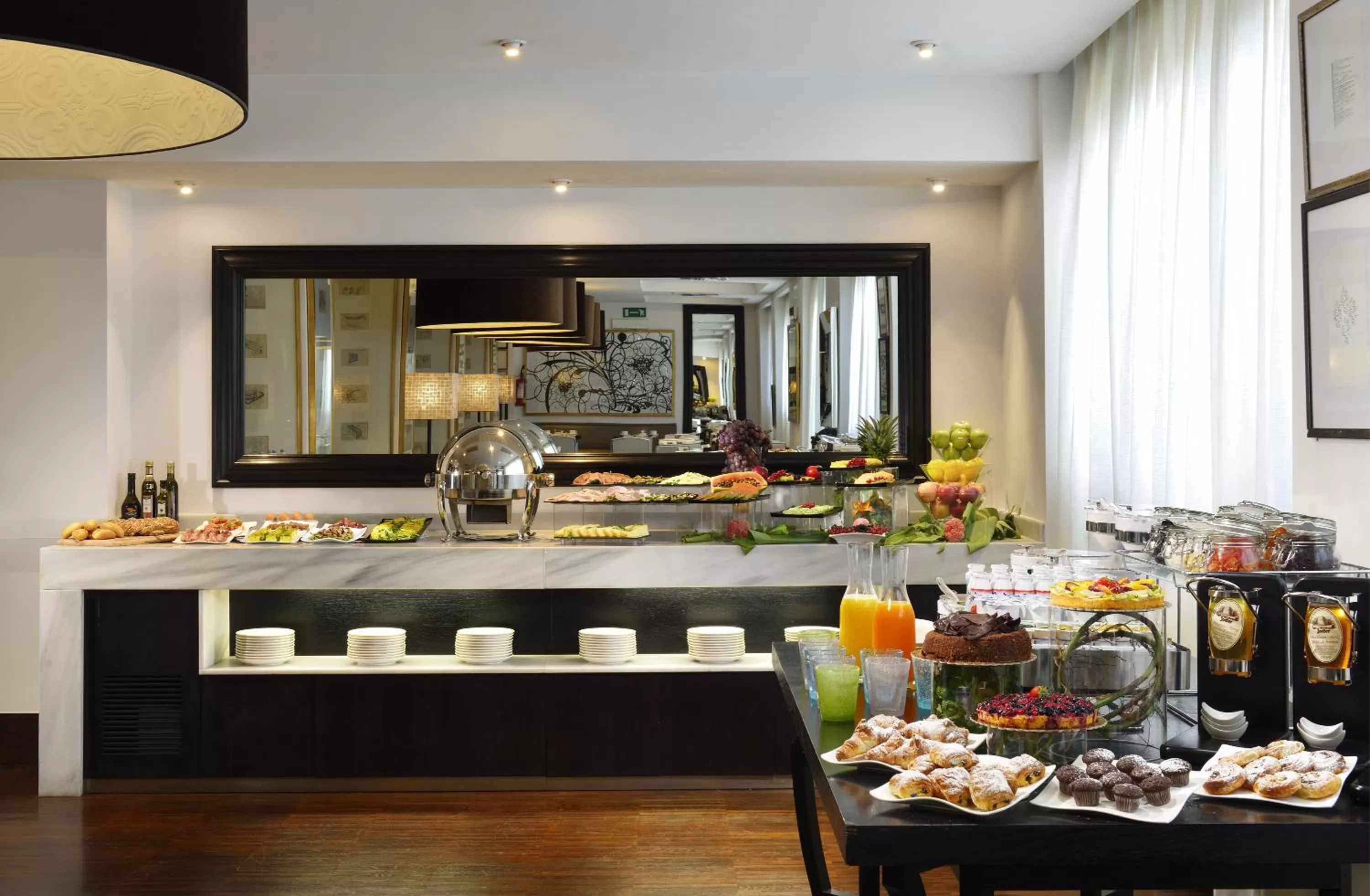 Restaurant/places to eat in Hotel Pulitzer