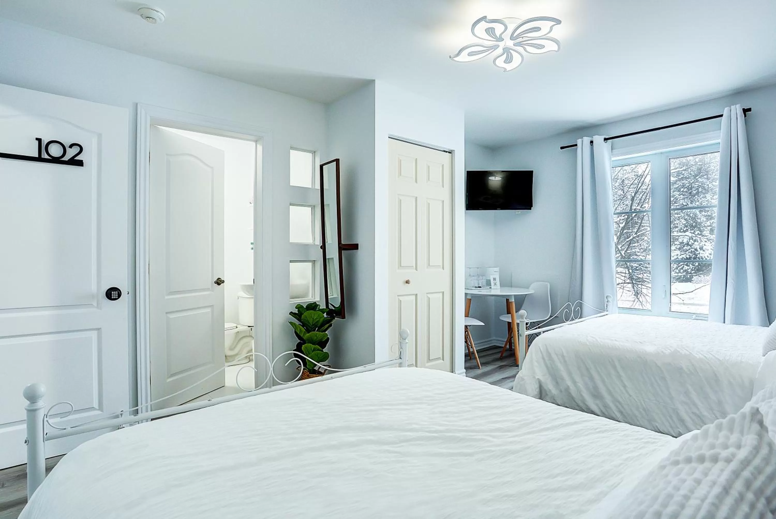 Bed in Le 900 Tremblant Inn Café and Bistro