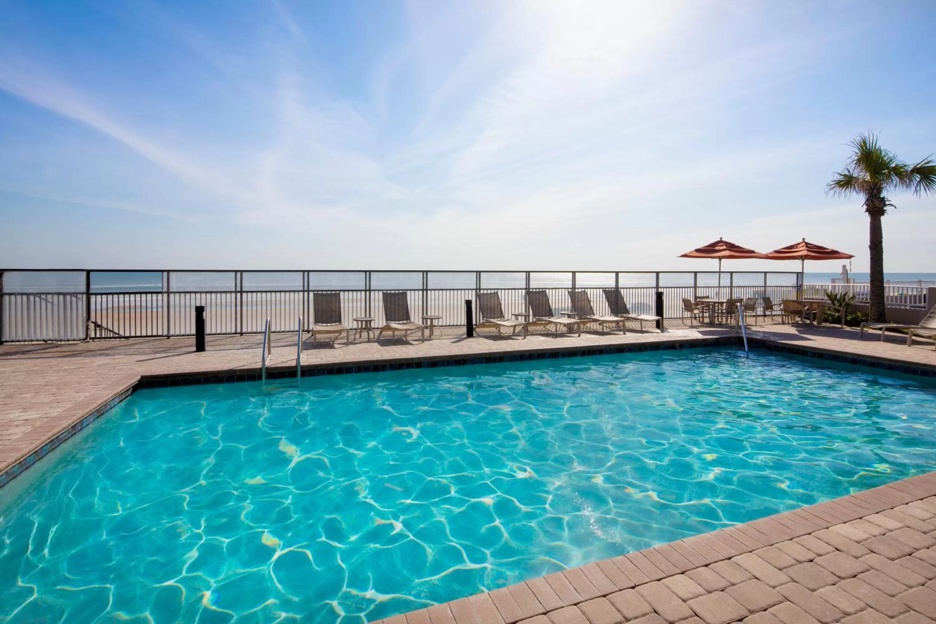 Swimming pool in Nautilus Inn - Daytona Beach
