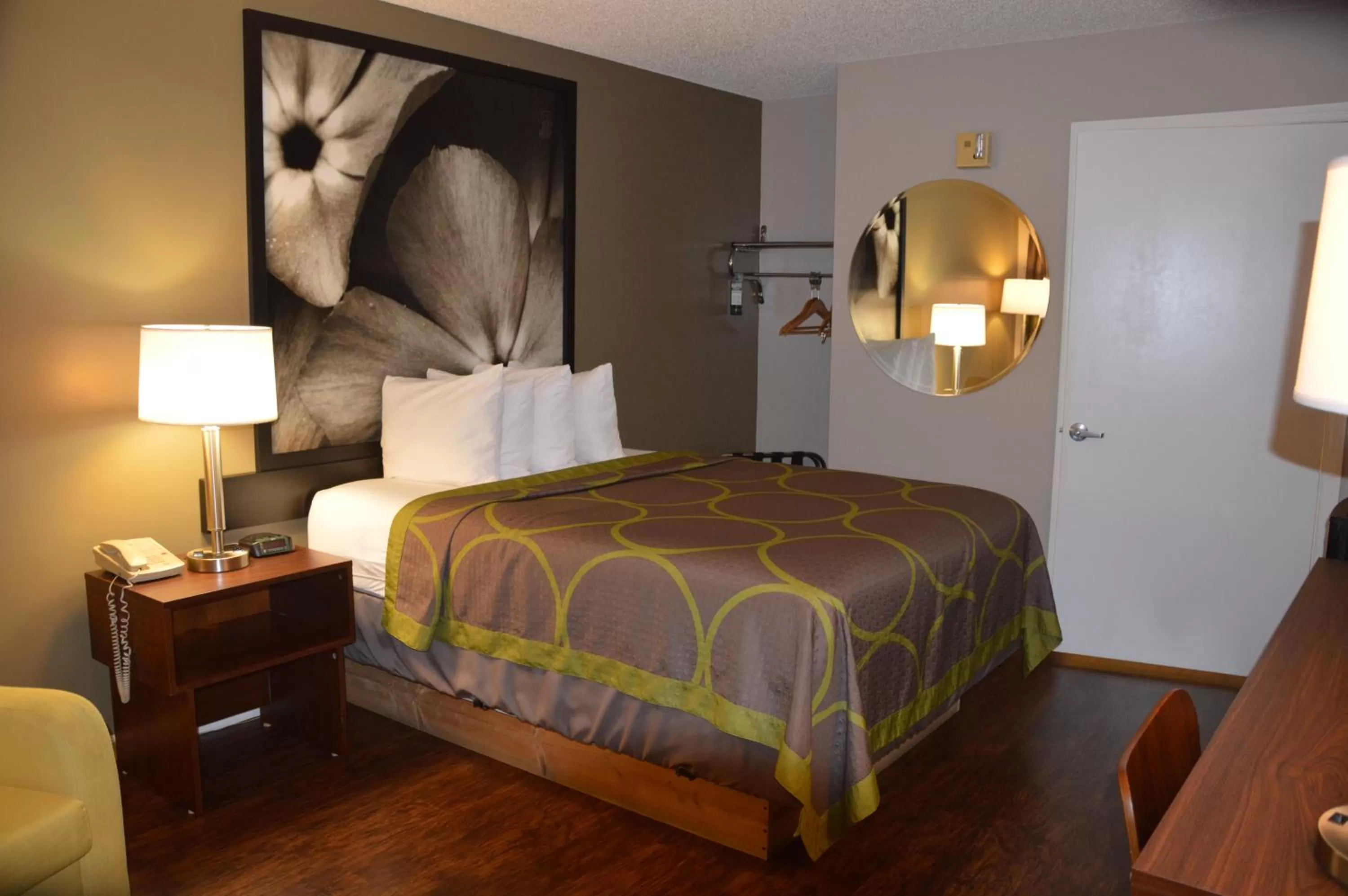 Photo of the whole room, Bed in Super 8 by Wyndham Madison