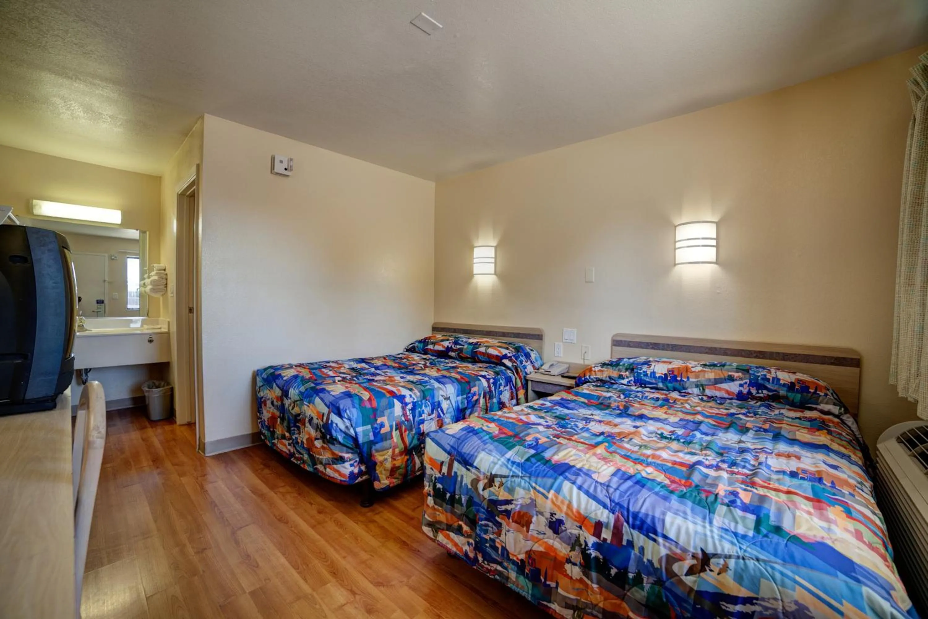 Bedroom, Bed in Super 7 Inn