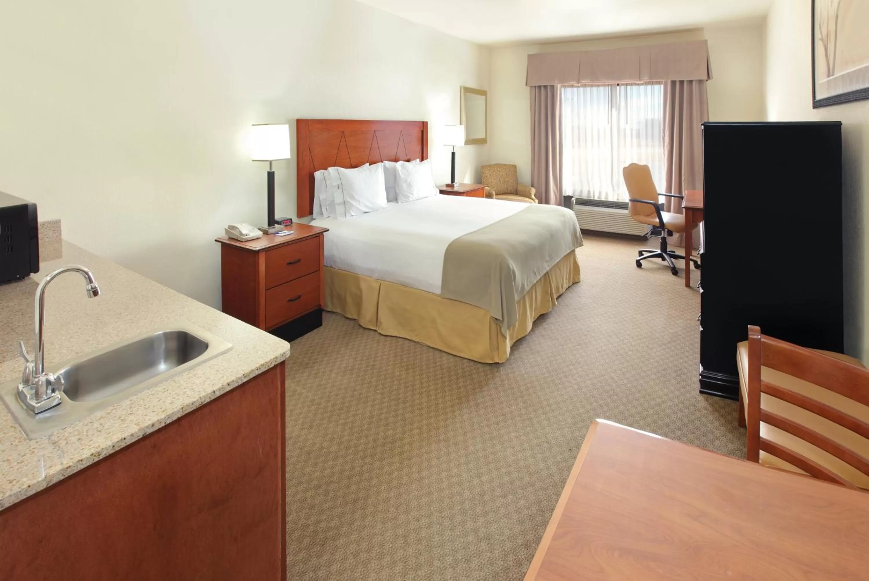 Bedroom, Bed in Holiday Inn Express & Suites Pine Bluff/Pines Mall by IHG