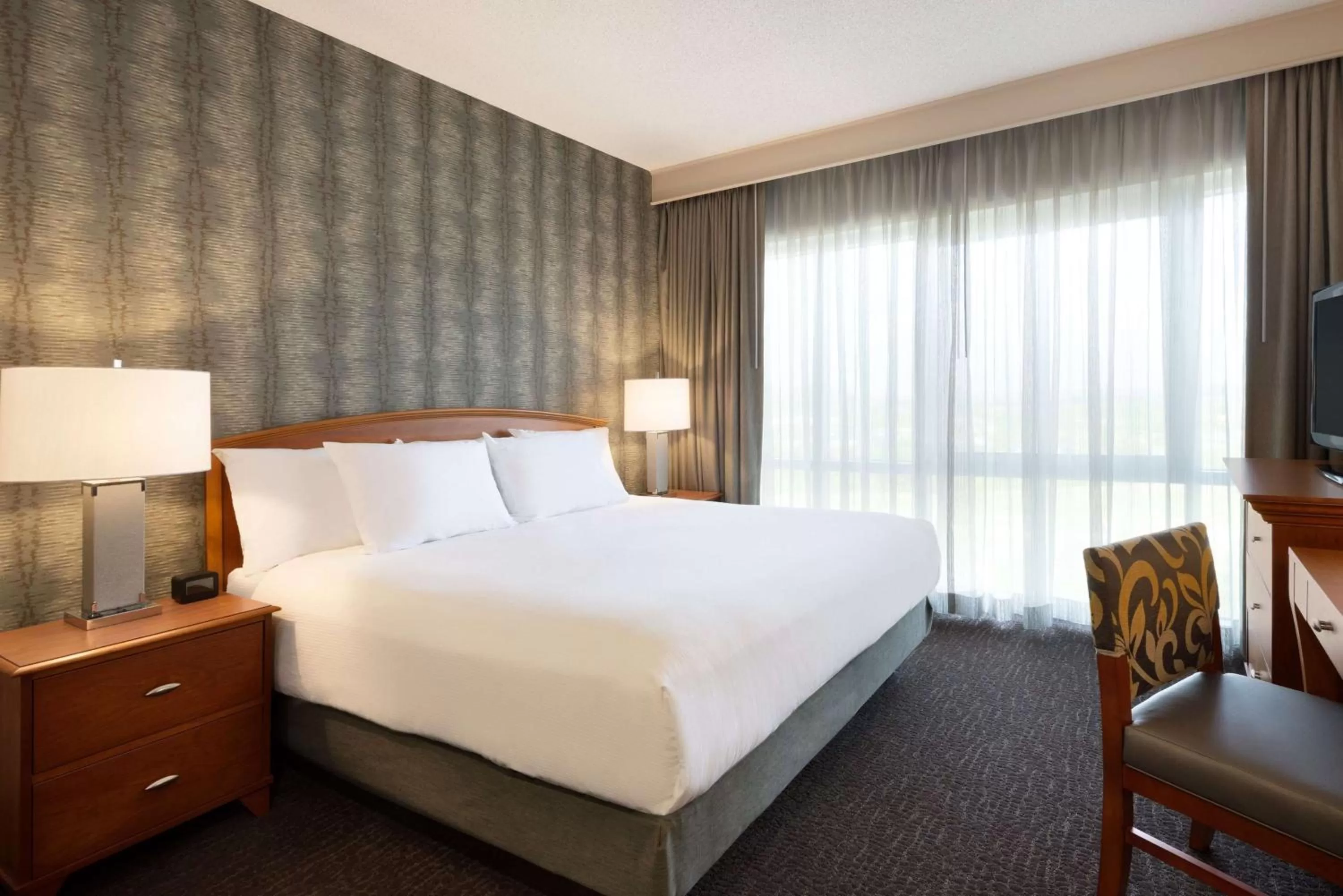 Bedroom, Bed in Embassy Suites by Hilton Franklin Cool Spring