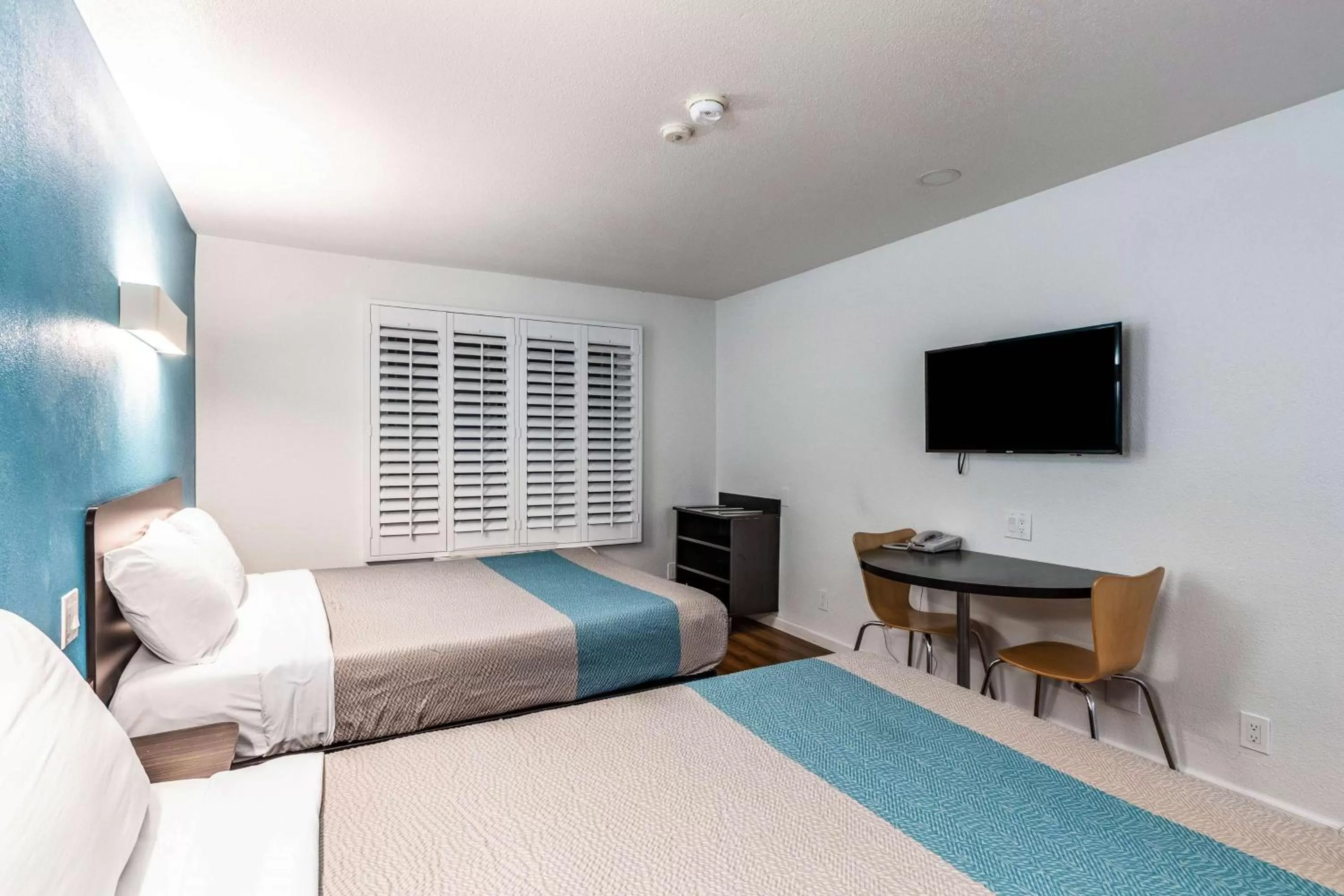 TV and multimedia, Bed in Motel 6-Fountain Valley, CA - Huntington Beach Area