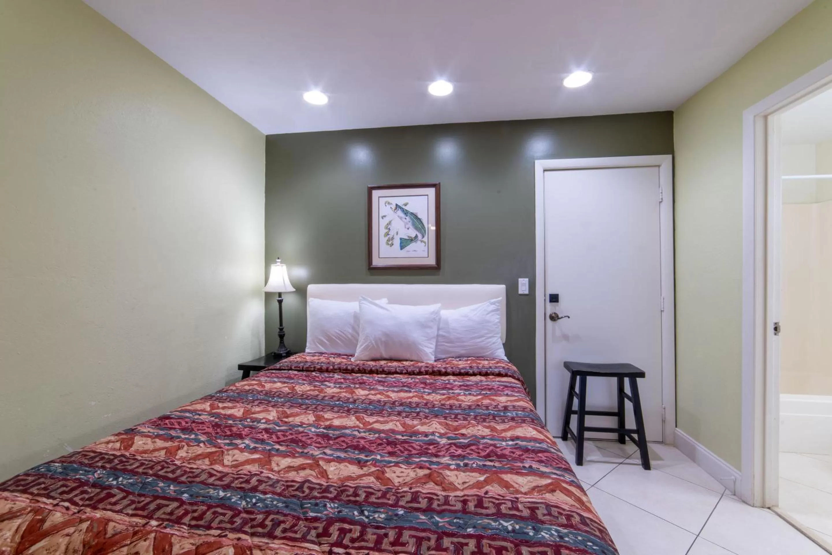 Bed in Captain's Table Hotel by Everglades Adventures