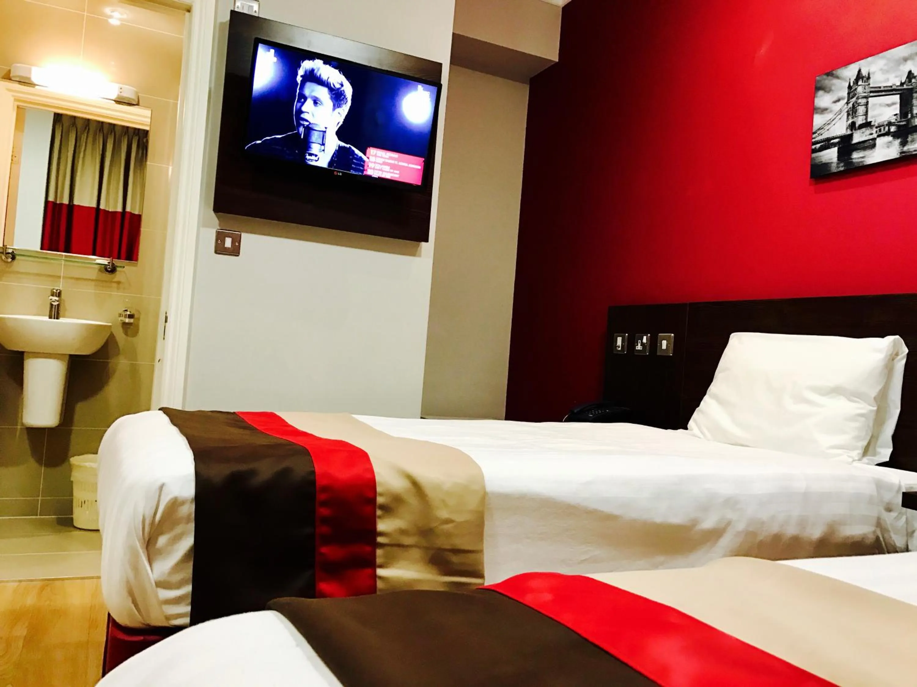 Bedroom, Bed in Royal Cambridge Hotel