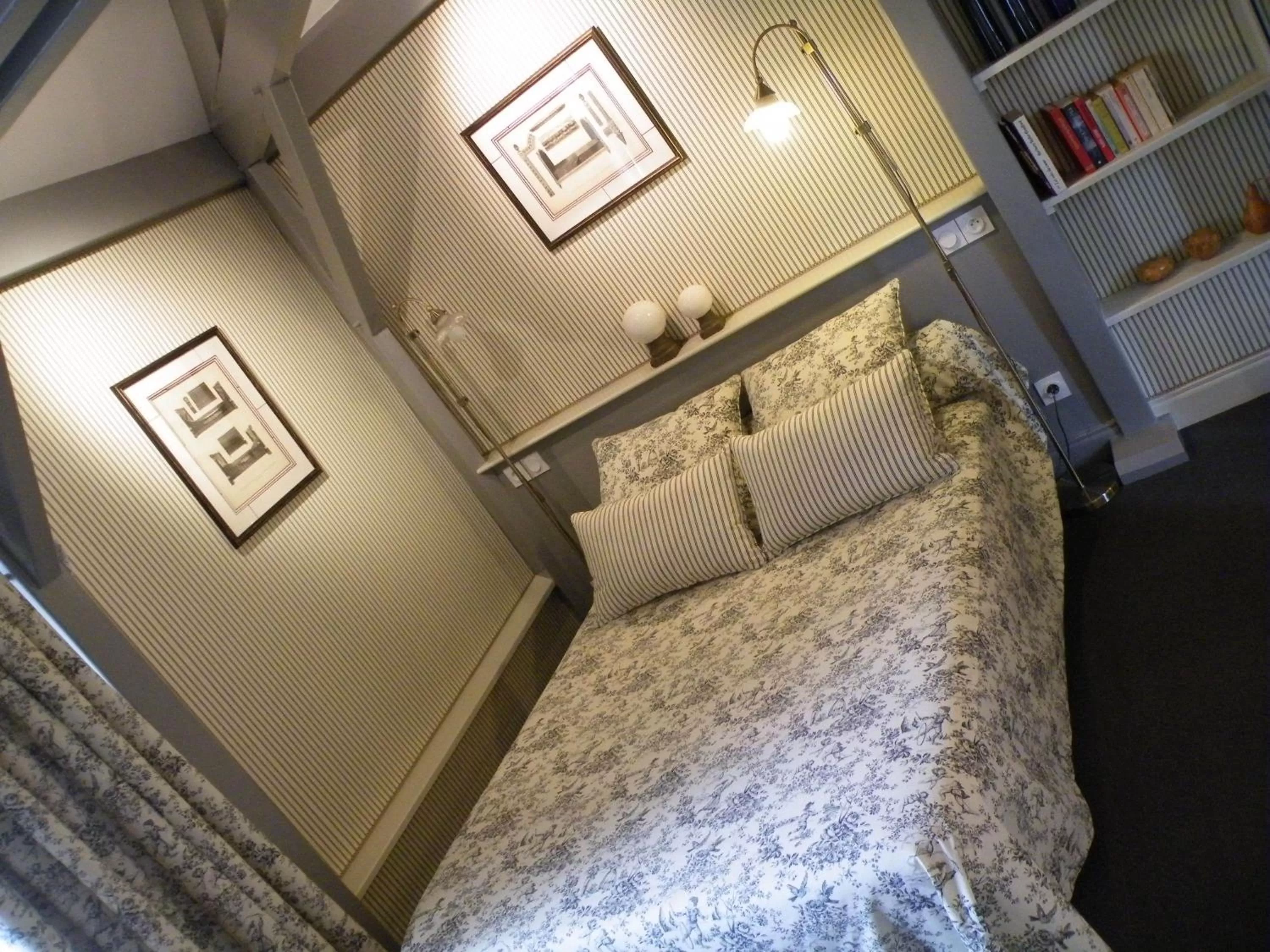 Photo of the whole room, Bed in Hôtel Diderot