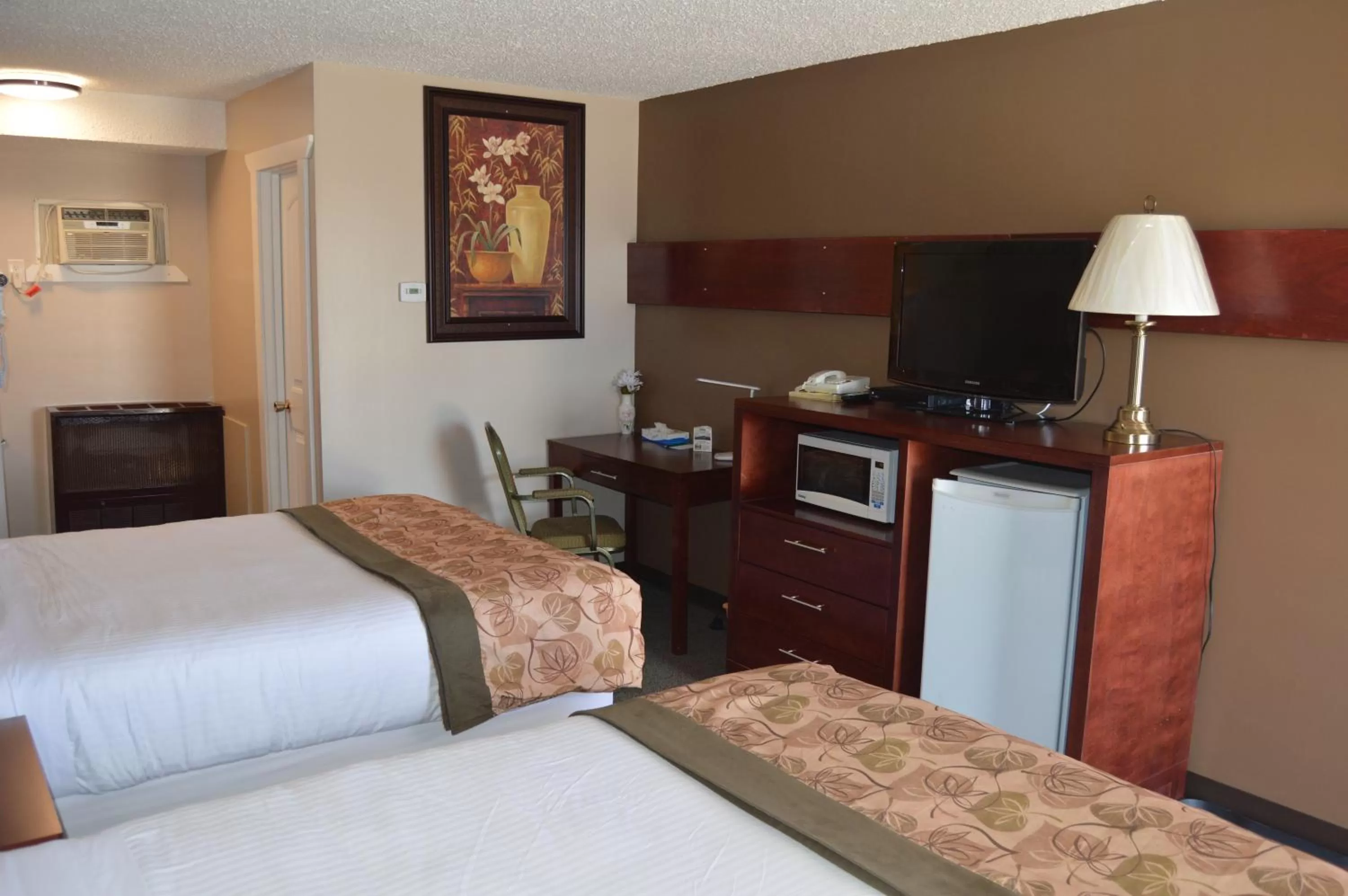 TV/Entertainment Center in Wheel Inn Motel