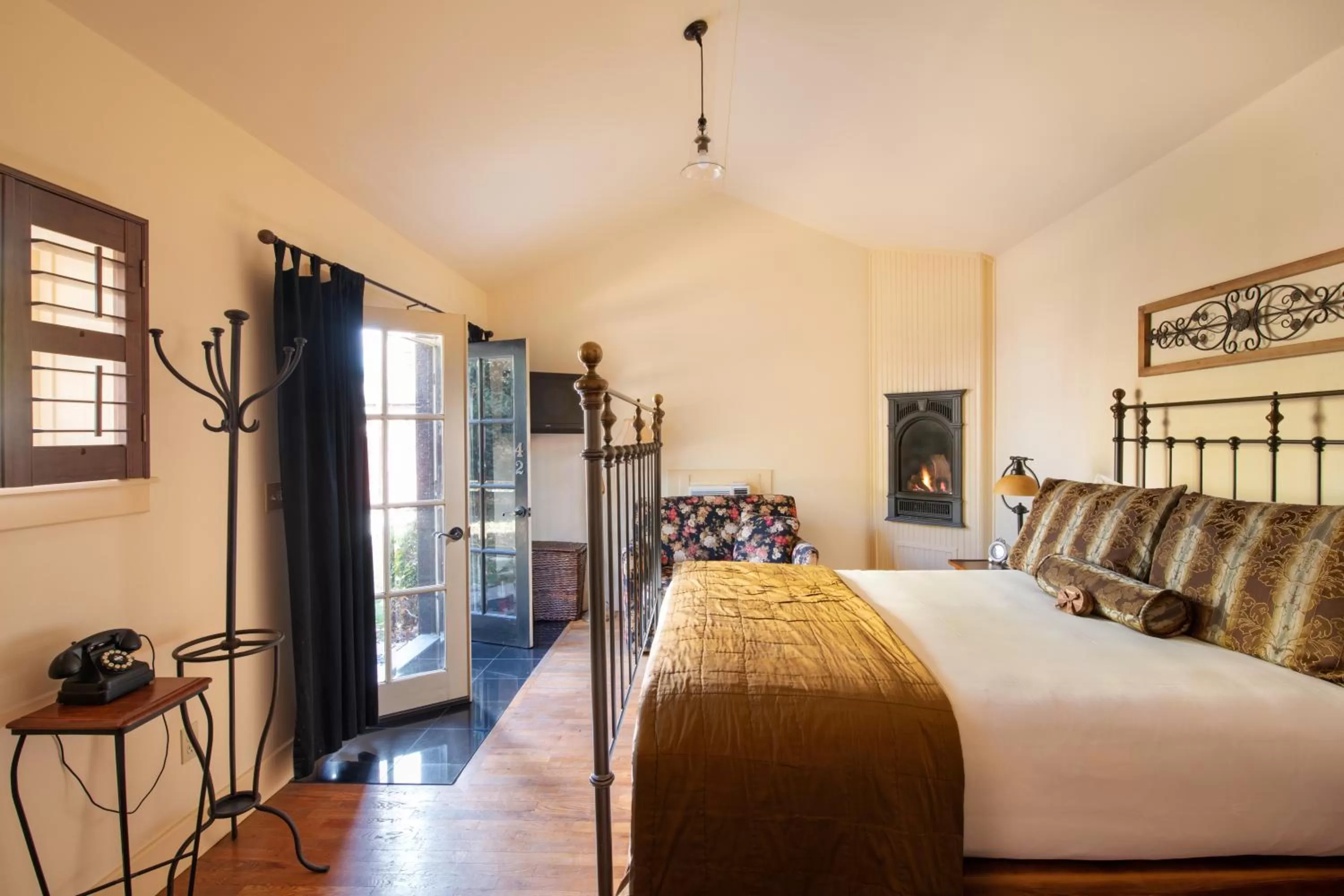 Bedroom, Bed in Chamberlin Inn