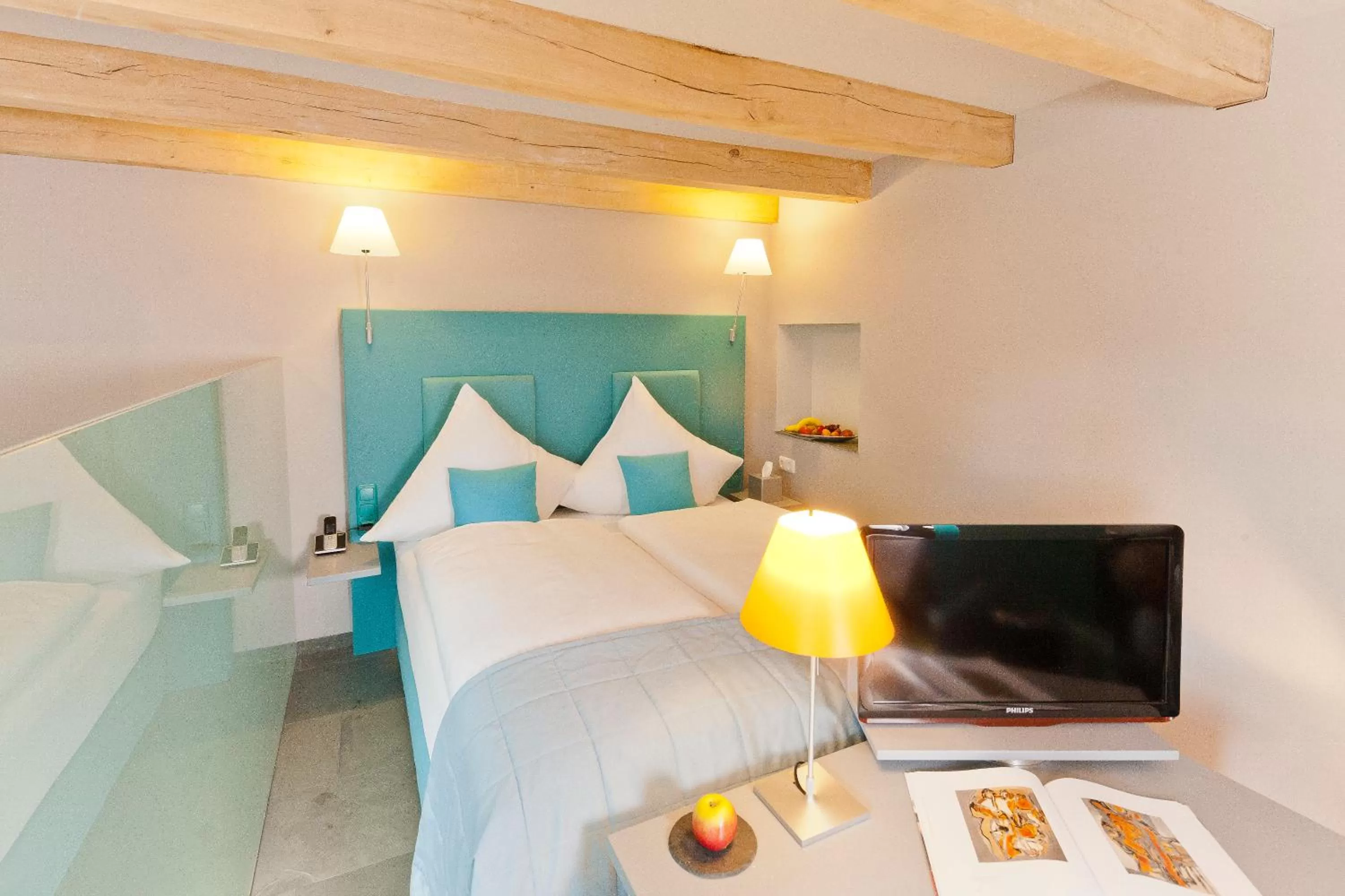 Photo of the whole room, Bed in Malerwinkel Hotel