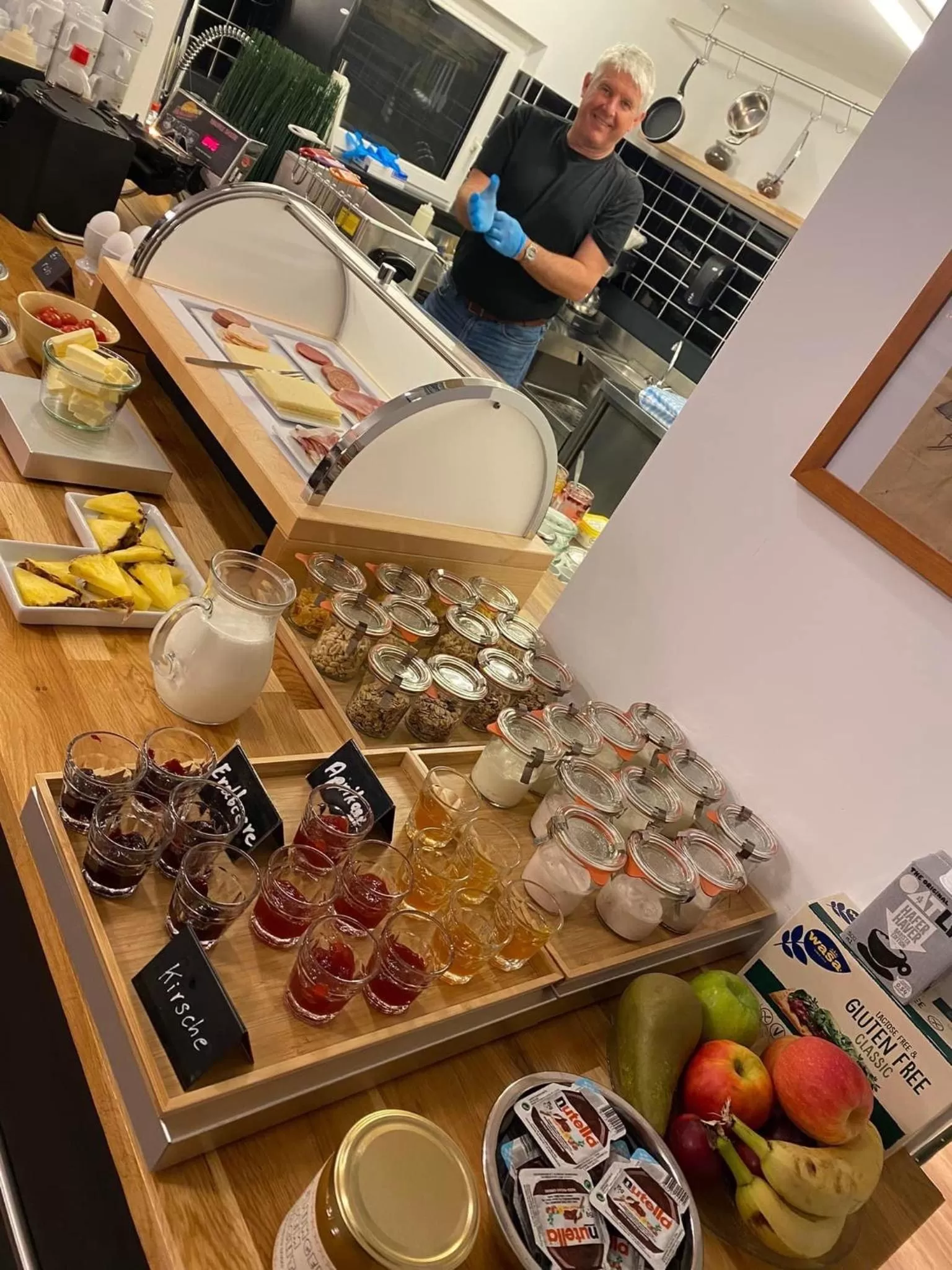 Food and drinks in Kraft Hotel-Klimaanlage in jedem Zimmer, AC in each room!