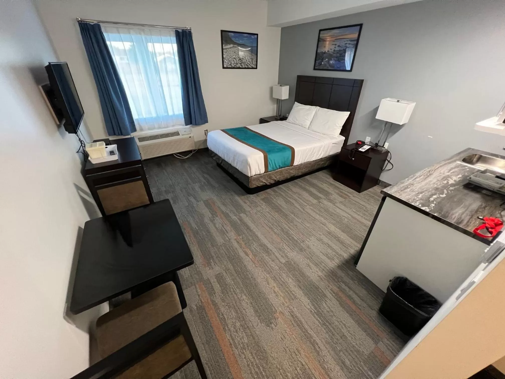 hair dresser, TV/Entertainment Center in Travelodge by Wyndham Marathon