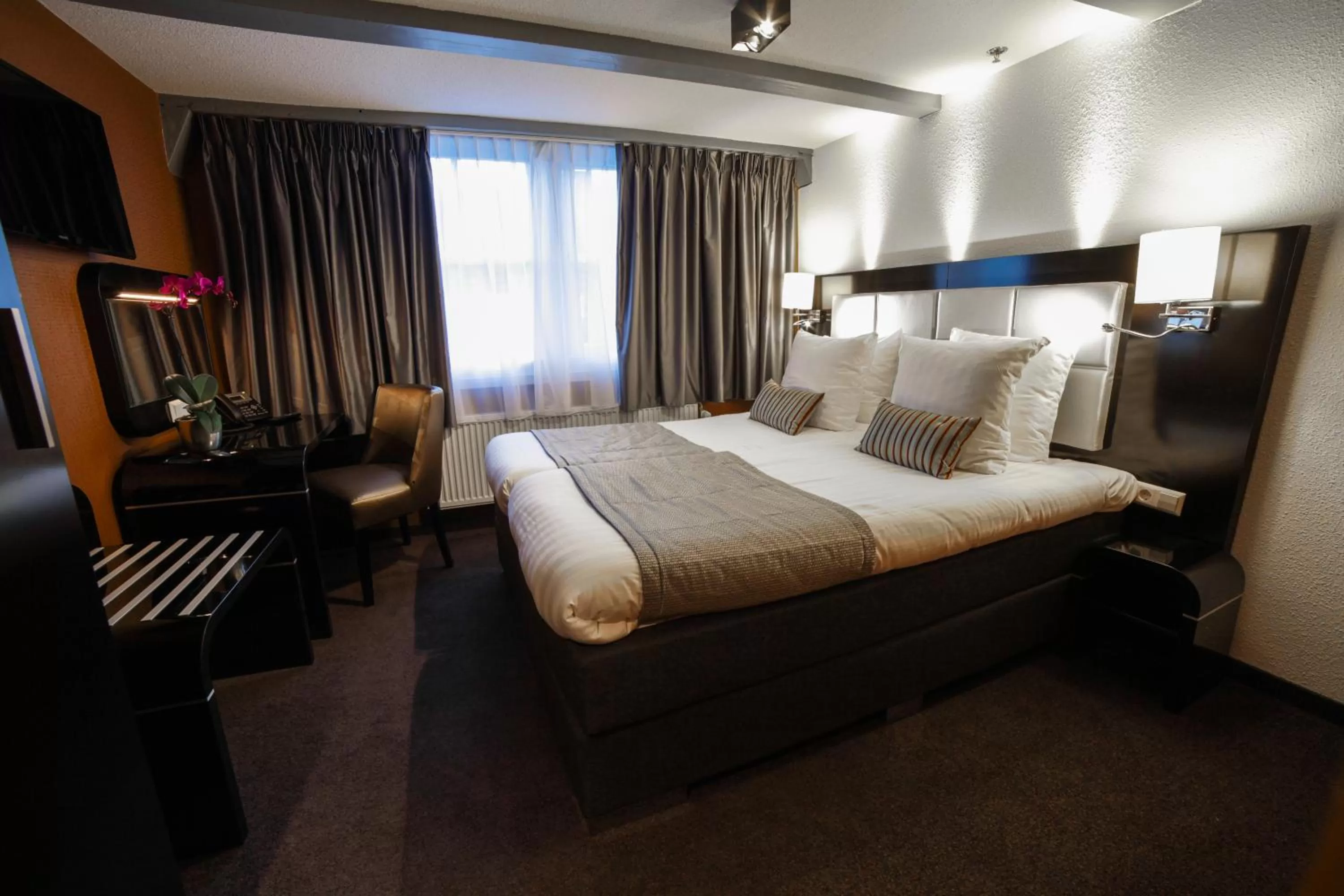 Photo of the whole room, Bed in Hotel Mansion