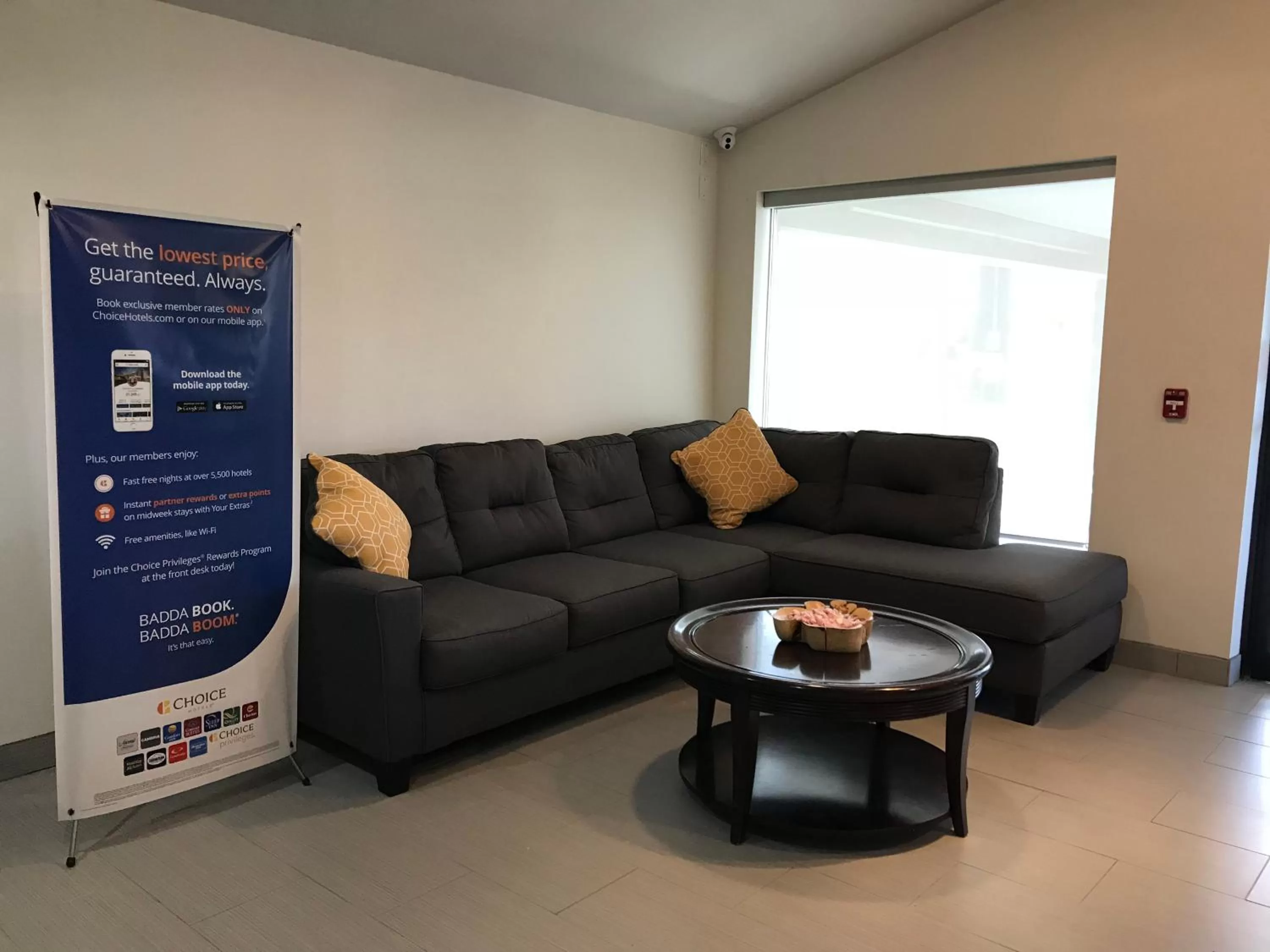 Living room in Rodeway Inn Calhoun South