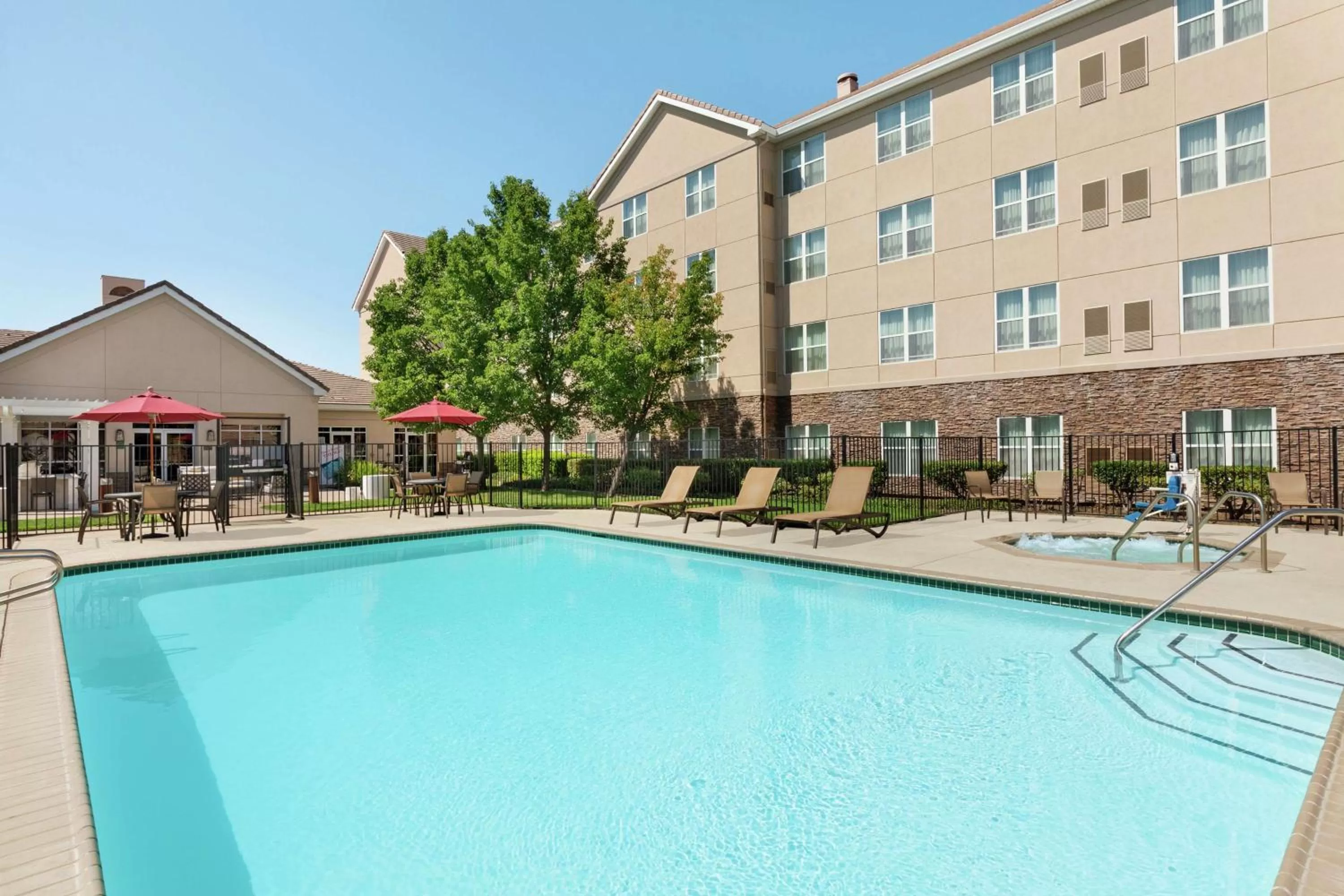 Pool view in Homewood Suites by Hilton Sacramento/Roseville